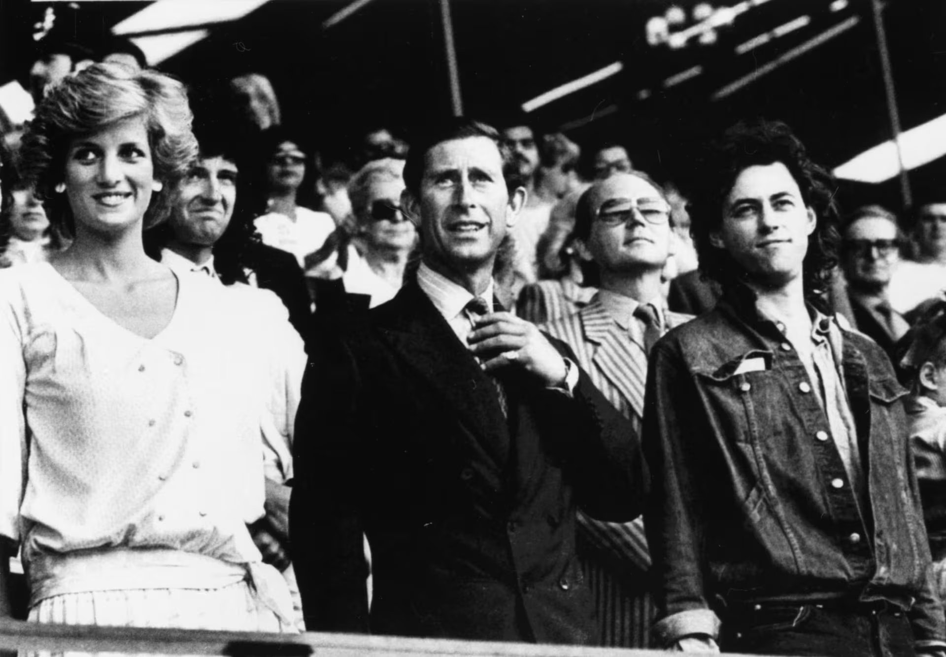Lady Di, el Príncipe Carlos y Bob Geldof, en la apertura del Live Aid en Wembley. REUTERS/Rob Taggart
