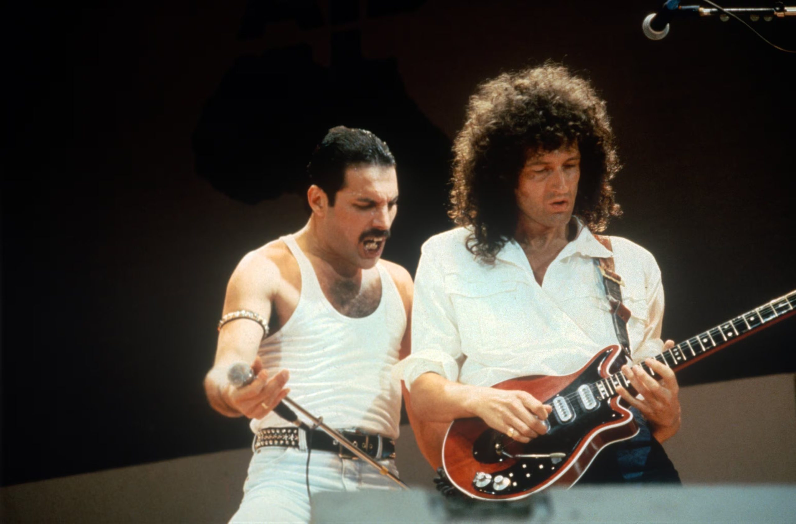 Freddie Mercury fue el gran frontman del Live Aid. Queen aprovechó al máximo su presentación, a fuerza de hits y de un cantante imparable que conquistó las voces de todo el público.