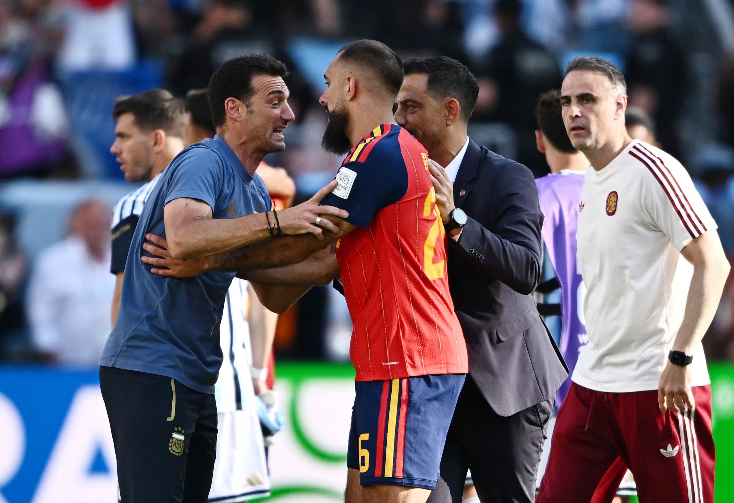 Lionel Scaloni habla con Borja Iglesias, jugador de España, tras la final del Mundial que perdió Argentina (REUTERS/Dylan Martinez)