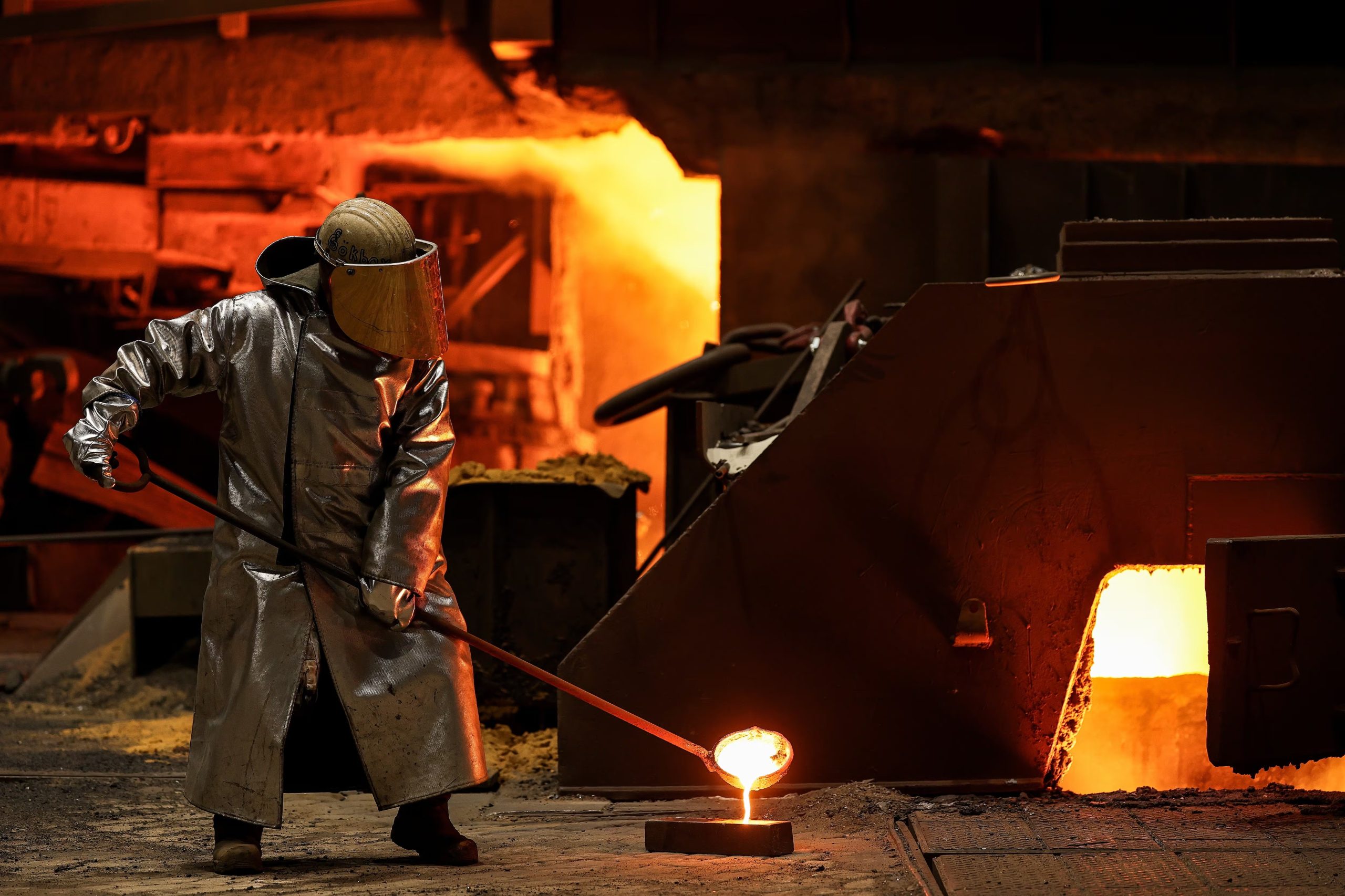 Un trabajador en una fábrica de acero de la empresa alemana ThyssenKrupp en Duisburg, en el noroeste de Alemania (EFE/EPA/FRIEDEMANN VOGEL)
