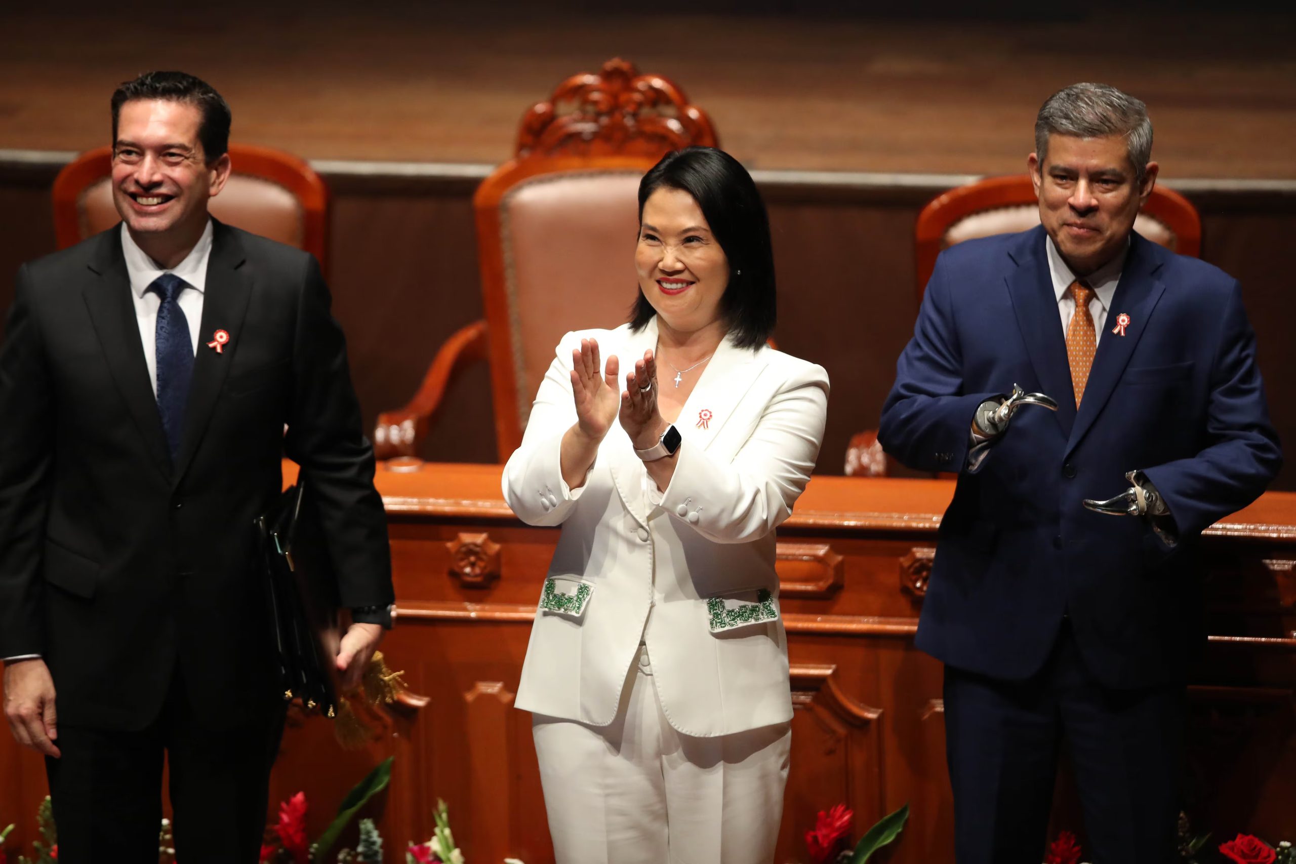 La presidenta electa de Perú, Keiko Fujimori (c), reacciona junto a su primer vicepresidente Luis Galarreta (d) y su segundo vicepresidente Miguel Torres (i), este miércoles en Lima (Perú). EFE/Paolo Aguilar
