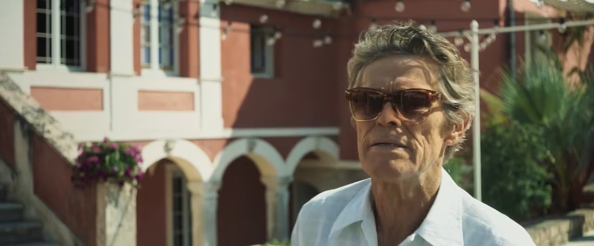 En El anfitrión, Willem Dafoe destacó la conexión física con Emma Suárez y dijo que ese vínculo fue clave para expresar el amor de su personaje (YouTube: Trailers y Estrenos)