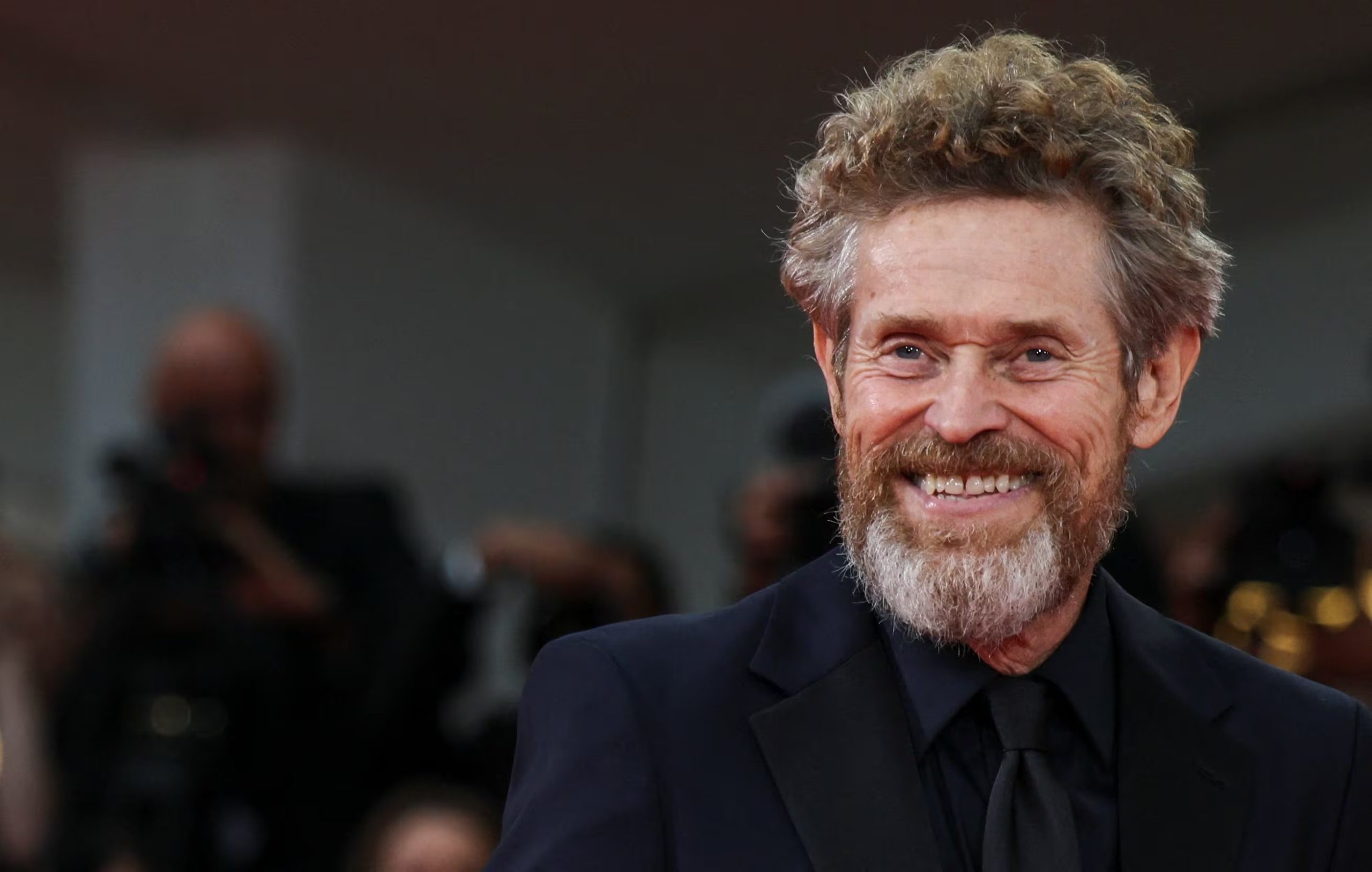 Willem Dafoe afirmó que solo usa el monitor para coordinar el movimiento con la cámara y advirtió que mirar la propia imagen perjudica al actor (REUTERS/Yara Nardi)