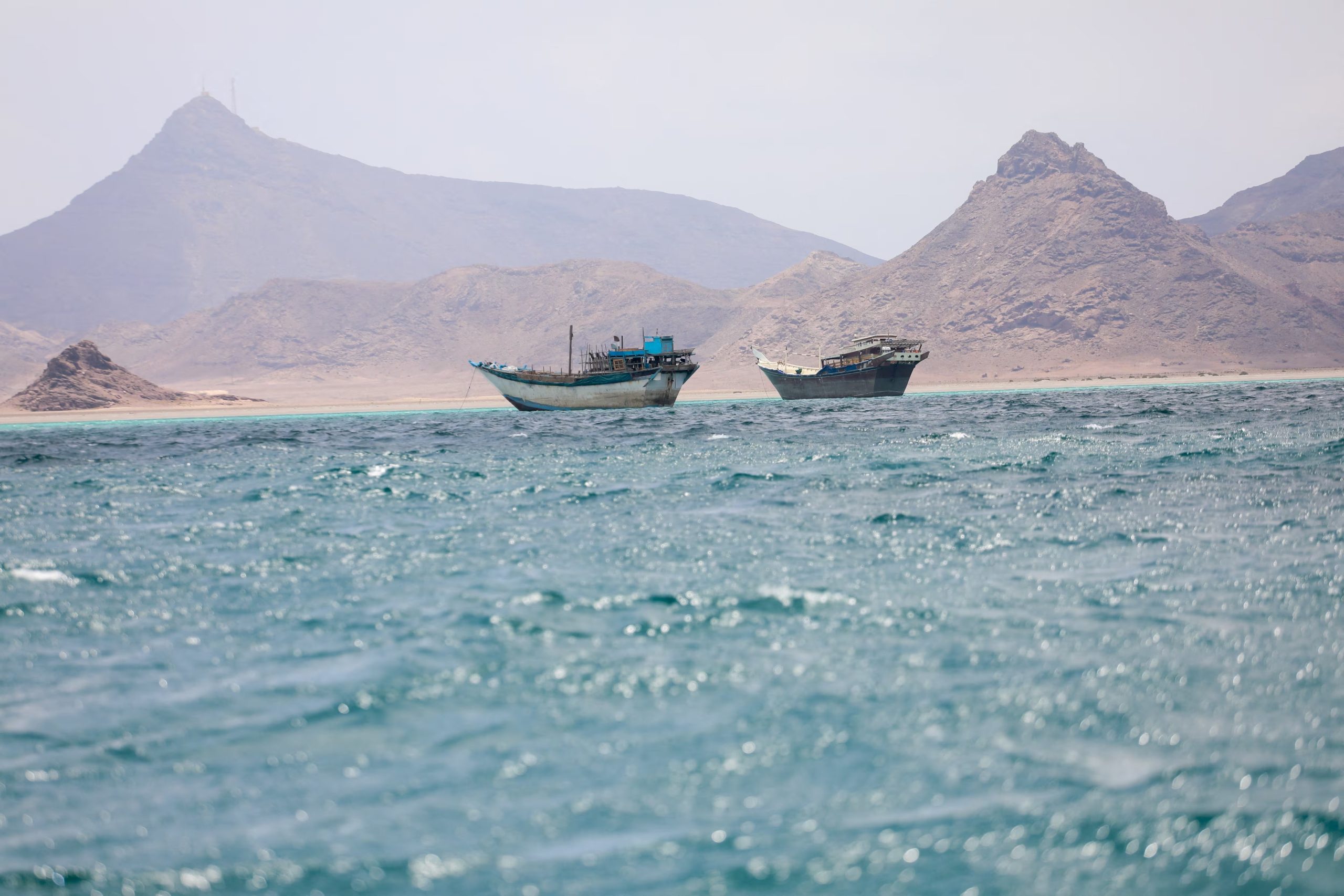 Embarcaciones cerca de la costa de Bab el-Mandeb, Yemen, el estrecho que los hutíes amenazan con cerrar tras declarar un bloqueo naval a Arabia Saudita (REUTERS/archivo)
