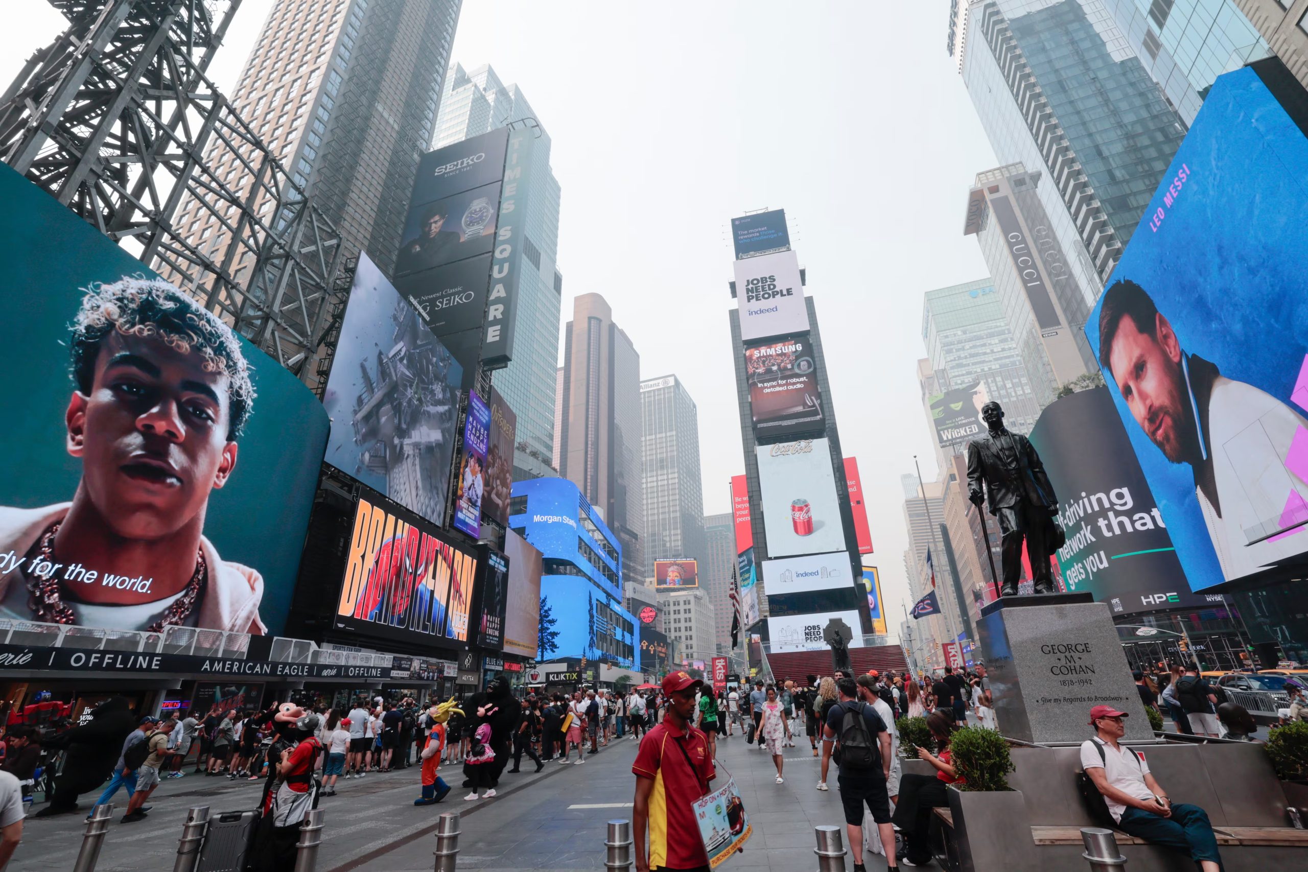 El español Lamine Yamal y el argentino Leo Messi tomaron las grandes pantallas de Times Square (EFE/Lavandeira jr)