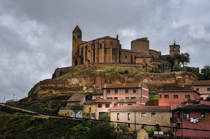 El recinto amurallado y la iglesia de Santa María la Mayor dominan el paisaje de San Vicente de la Sonsierra (Ayuntamiento de San Vicente de la Sonsierra)