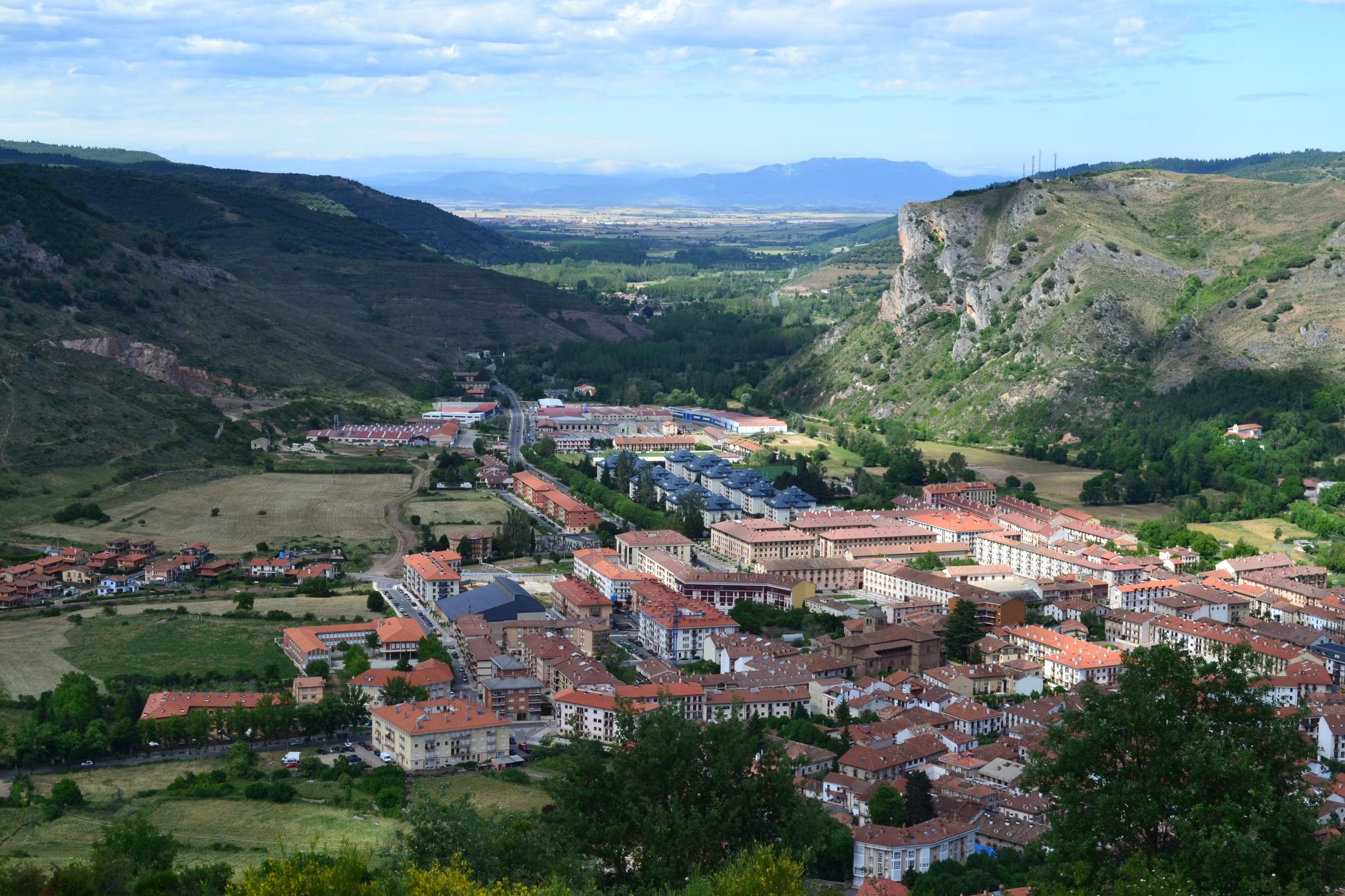 Vista panorámica de Ezcaray, con sus casas de piedra y tejados rojos rodeados de naturaleza (Wikipedia - edu1975)