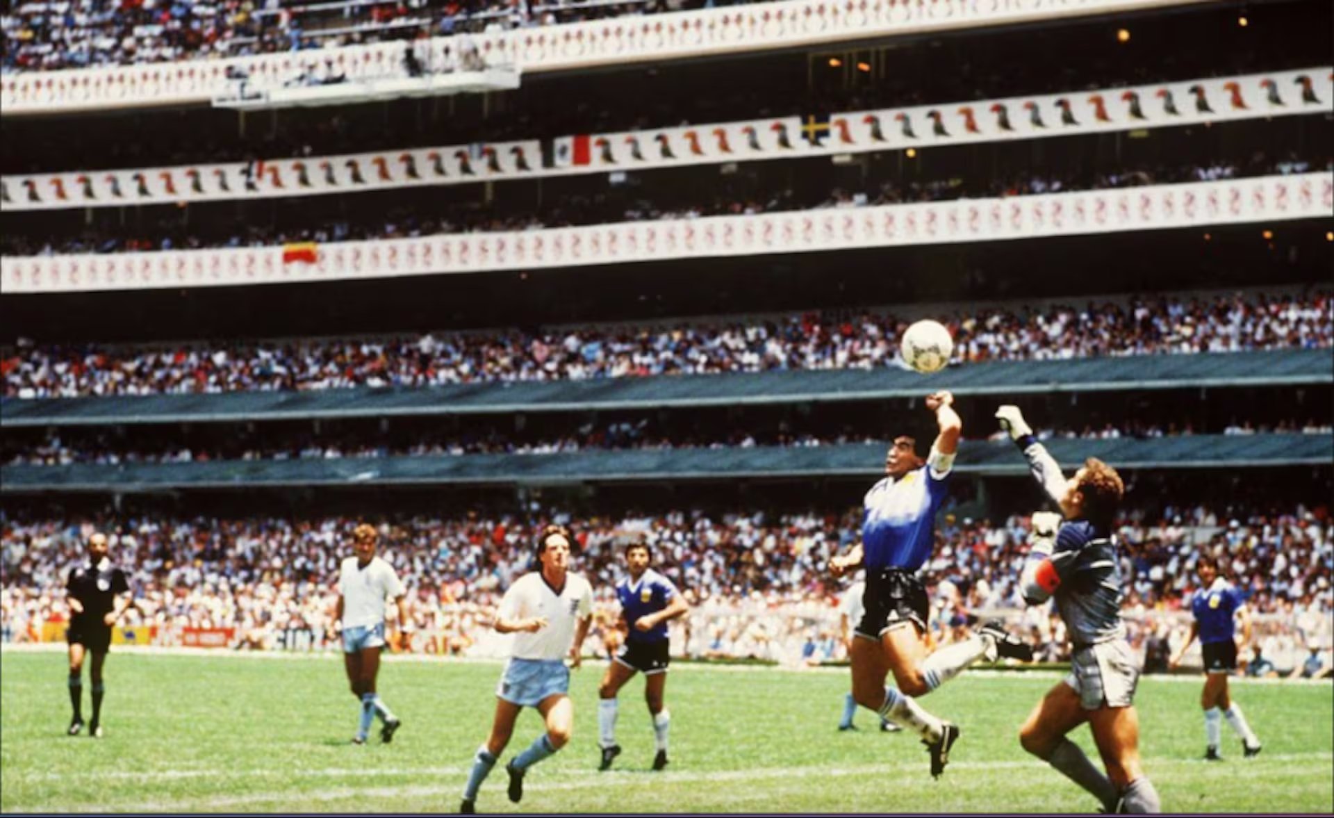 Maradona protagonizó en el Mundial de México 1986 dos de los goles más debatidos y celebrados de la historia del fútbol: el conocido como “La Mano de Dios” y el que la Federación Internacional de Fútbol Asociado (FIFA) reconoció como el gol del siglo.