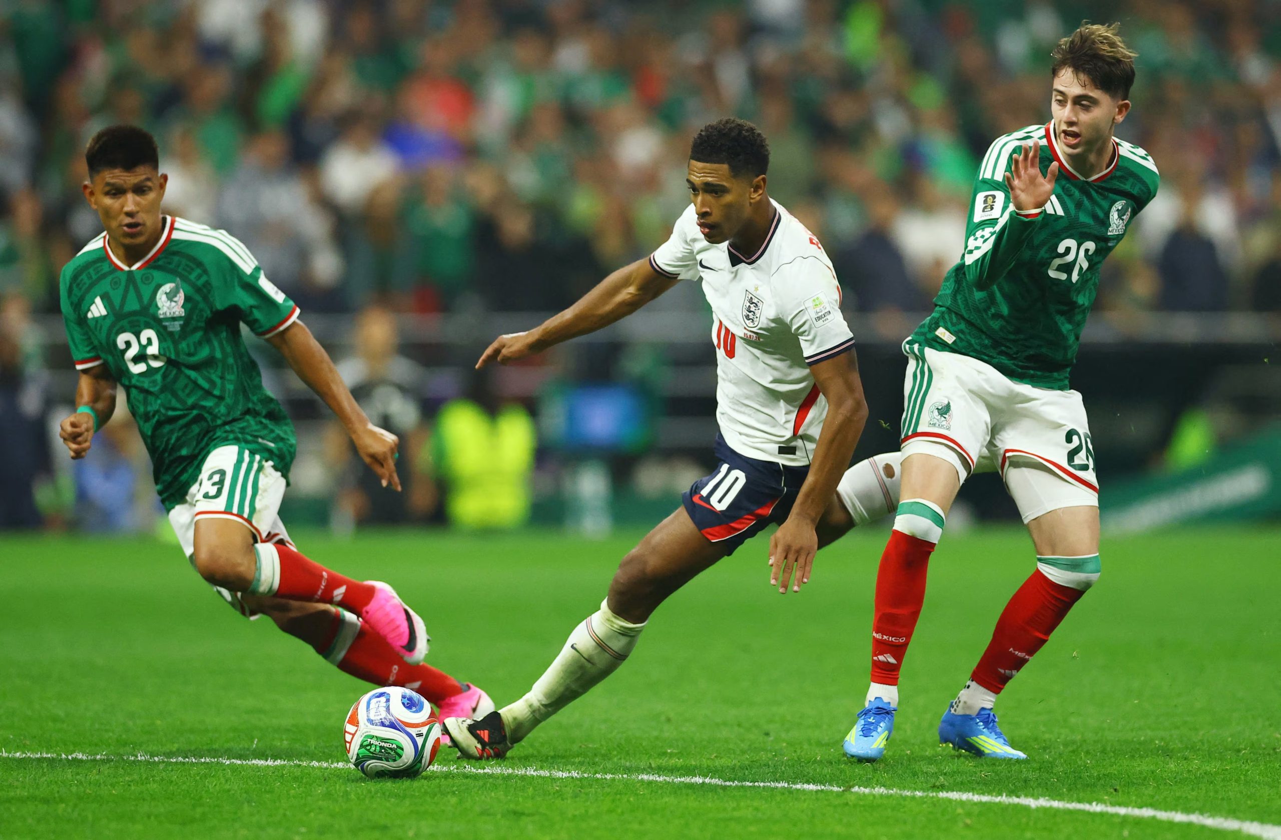 Soccer Football - FIFA World Cup 2026 - Round of 16 - Mexico v England - Estadio Azteca, Mexico City, Mexico - July 5, 2026 England's Jude Bellingham in action with Mexico's Guillermo Martinez and Brian Gutierrez REUTERS/Daniel Becerril