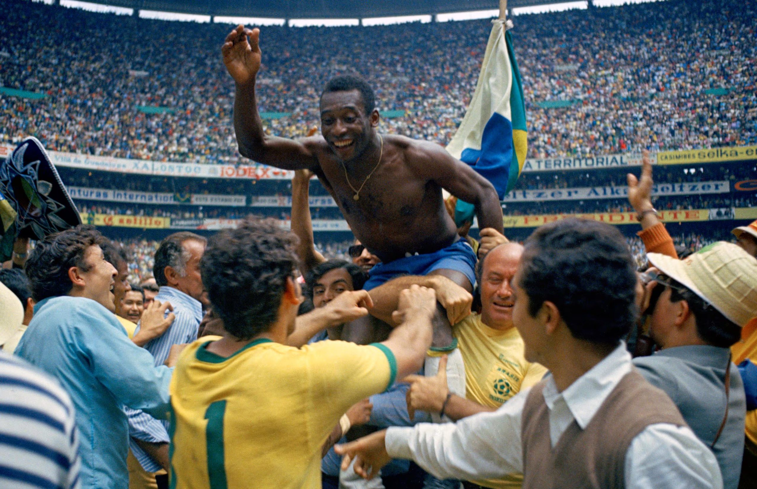 ARCHIVO - En esta foto del 21 de junio de 1970, Pelé festeja con Brasil la conquista de la Copa del Mundo en el Estadio Azteca de México (AP Foto,File)