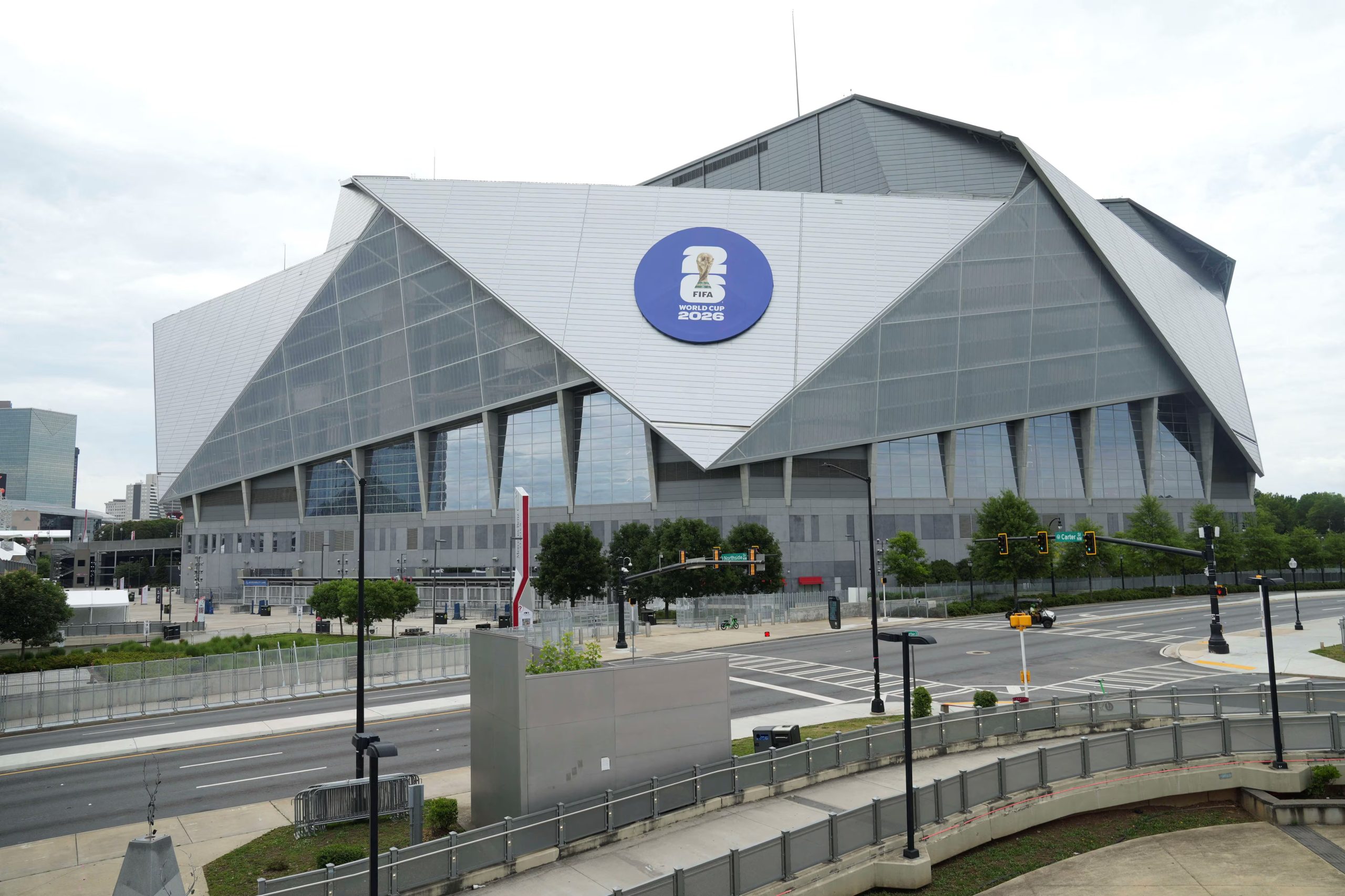 El Mercedes-Benz Stadium de Atlanta recibe a miles de fanáticos dispuestos a pagar cifras históricas por un lugar en el partido (Reuters)