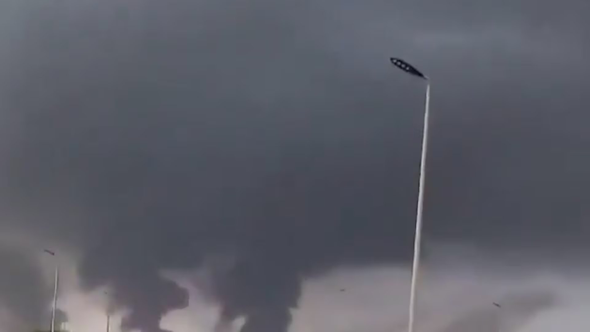 El portavoz militar Yahya Saree declaró que el grupo había atacado instalaciones operadas por la petrolera saudí Aramco en Jizan y Yanbu utilizando drones y misiles