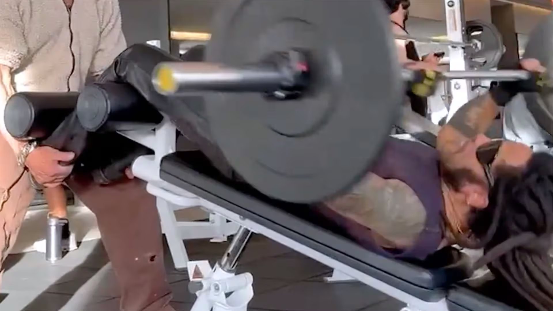 Durante cada entrenamiento, Kravitz incorpora cientos de repeticiones de ejercicios para fortalecer el abdomen.
