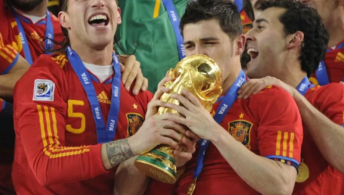 David Villa con la Copa del Mundo conseguida en Sudáfrica 2010. (Infobae México)