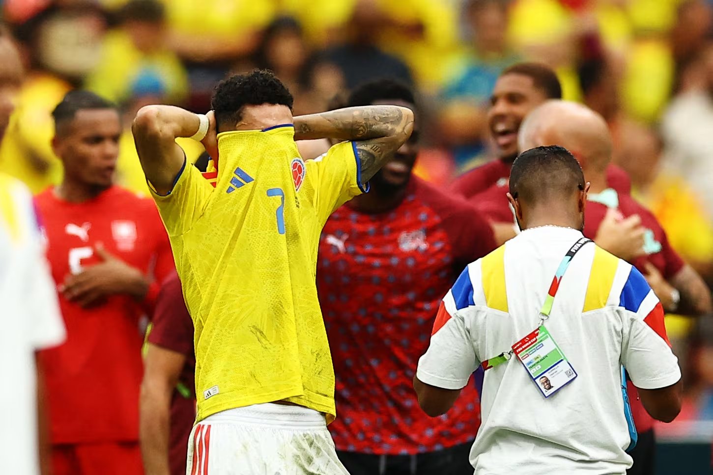 La decepción de Luis Díaz tras la eliminación de Colombia ante Suiza desde los tiros del punto penal-crédito Albert Gea/REUTERS