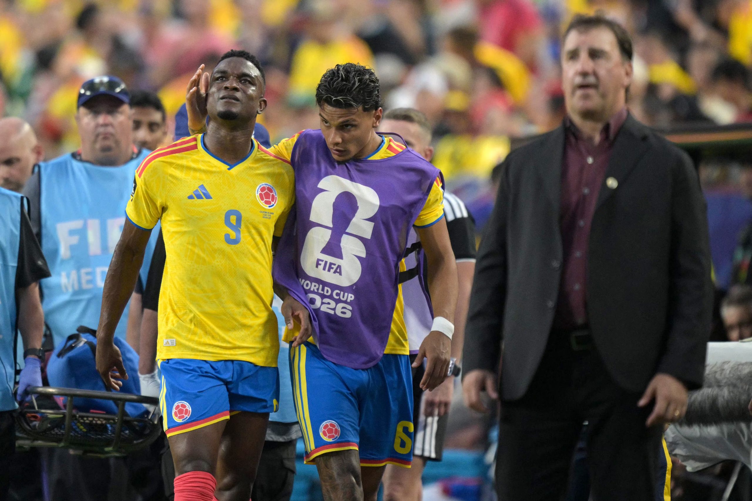 Jhon Córdoba saliendo en medio del dolor en el partido ante Ghana, dolor que lo dejó de lo que resta del Mundial 2026- crédito Juan Mabromata / AFP