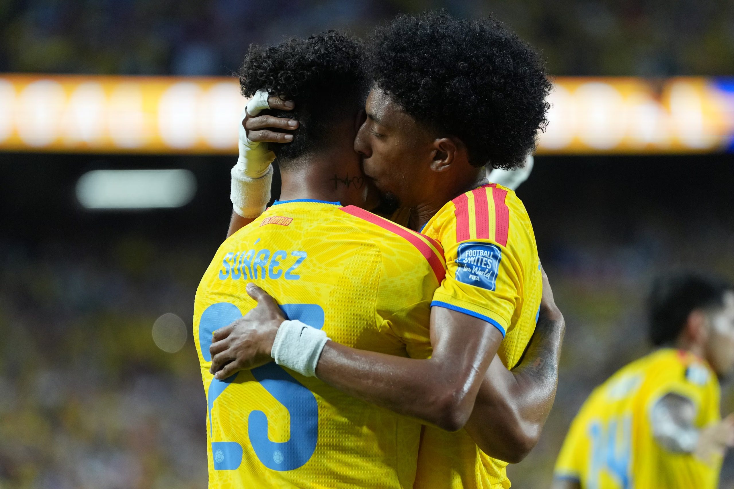 El abrazo entre Luis Javier Suárez y Johan Mojica, después de que el delantero asistiera para el gol de Jhon Arias ante Ghana - crédito AP Photo