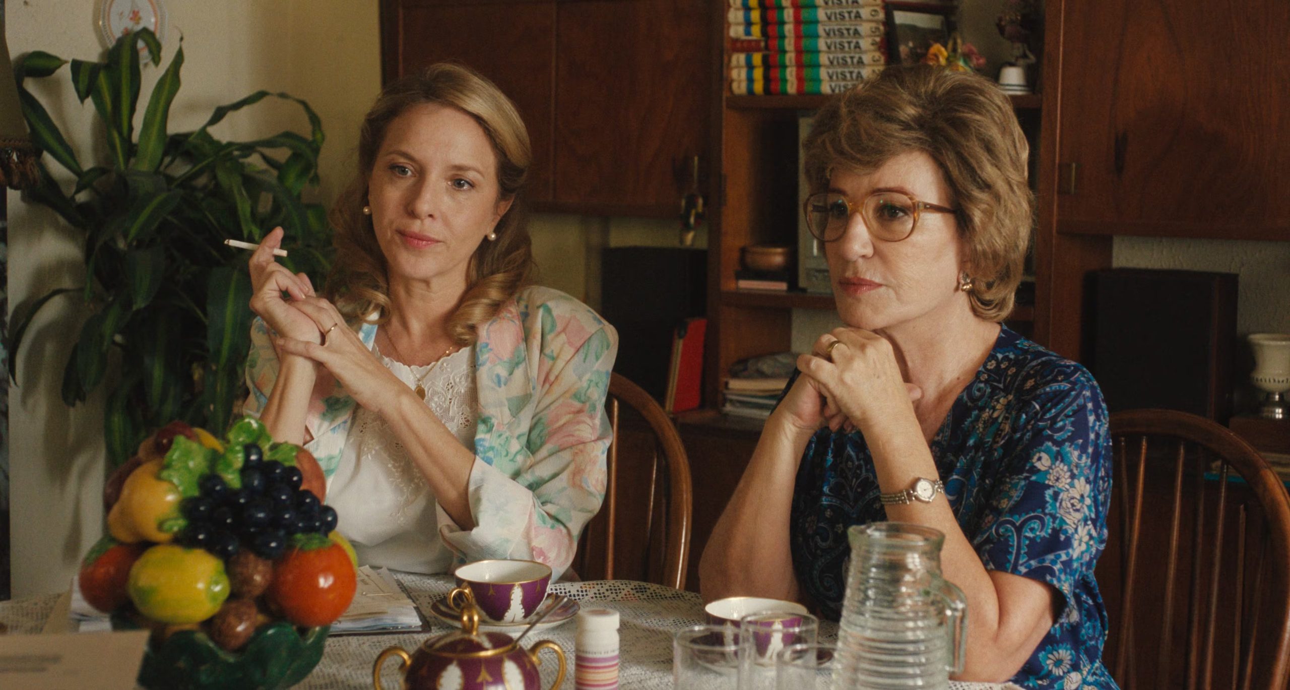 Carla Peterson da vida a Gladys McDonald, la esposa del odontólogo asesinado en la ficción. (Prime Video)