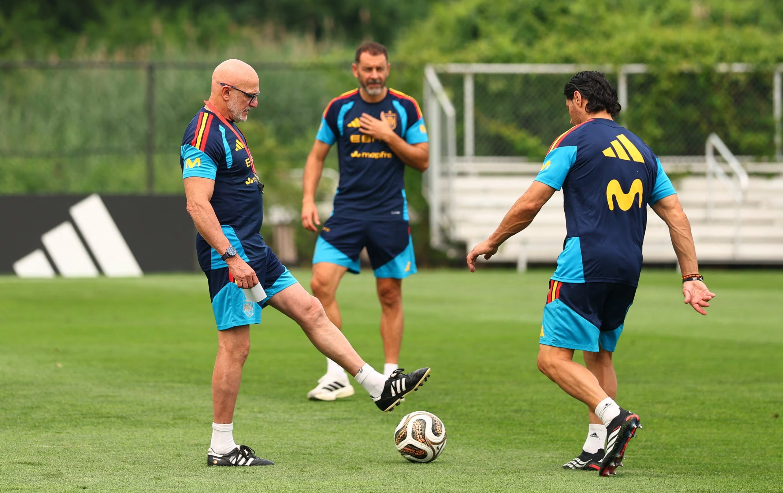 Luis de la Fuente y su cuerpo técnico en un entrenamiento de la selección española. (Reuters/Vincent Carchietta)