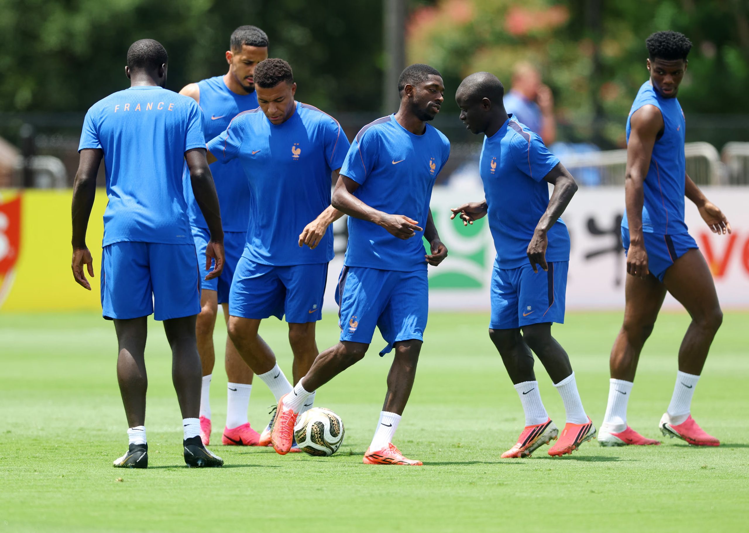 Fútbol - Copa Mundial de la FIFA 2026 - Entrenamiento de Francia - Universidad Metodista del Sur, Dallas, Texas, EE. UU. - 13 de julio de 2026. William Saliba, Kylian Mbappé, Ousmane Dembélé, N'Golo Kanté y Aurélien Tchouameni de Francia durante el entrenamiento. REUTERS/Kai Pfaffenbach