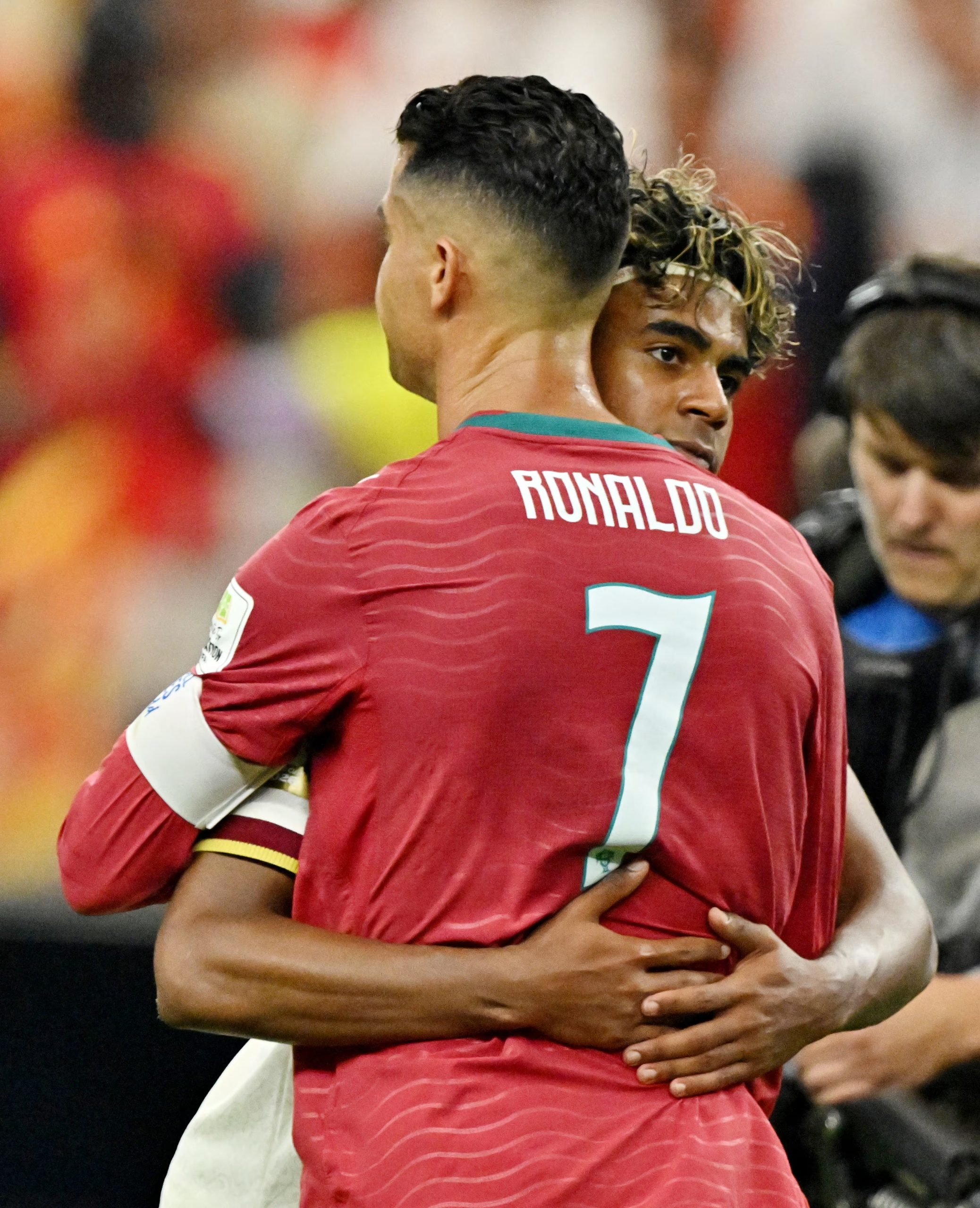 El abrazo entre Lamine Yamal y Cristiano Ronaldo. (Reuters/Maria Lysaker)
