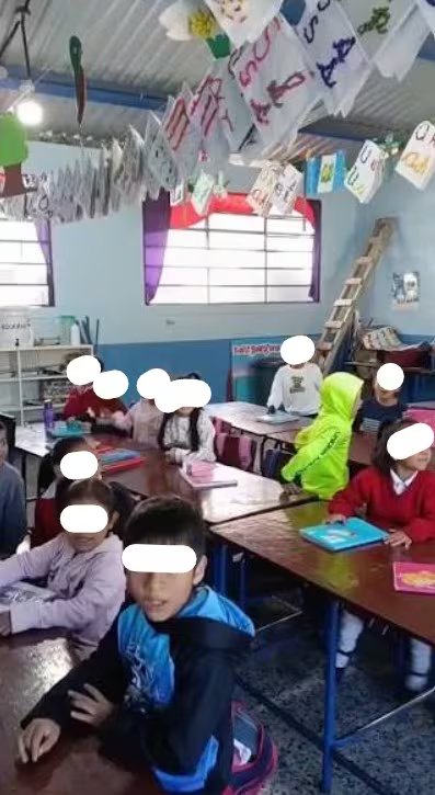 La serenidad del docente evitó el pánico entre sus estudiantes y convirtió su actuación en un ejemplo de cómo responder durante un sismo.