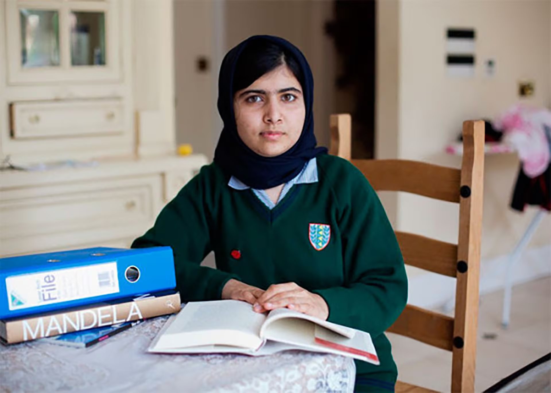 A temprana edad, y bajo el régimen talibán, Malala Yousafzai comenzó a alzar la voz para defender el derecho de las mujeres a asistir a la escuela