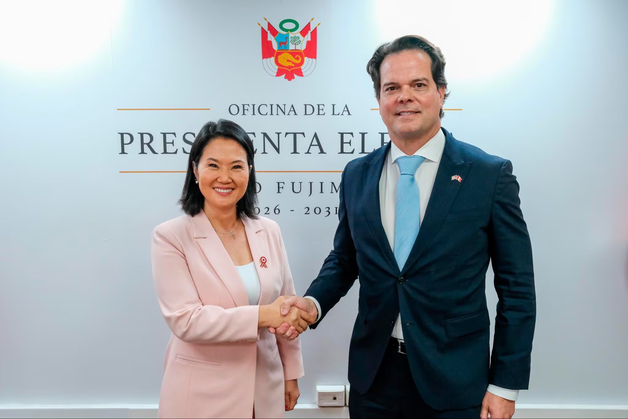Keiko Fujimori se reúne con el embajador de Estados Unidos, Bernie Navarro, a días de asumir la presidencia. (Foto: Keiko Fujimori)