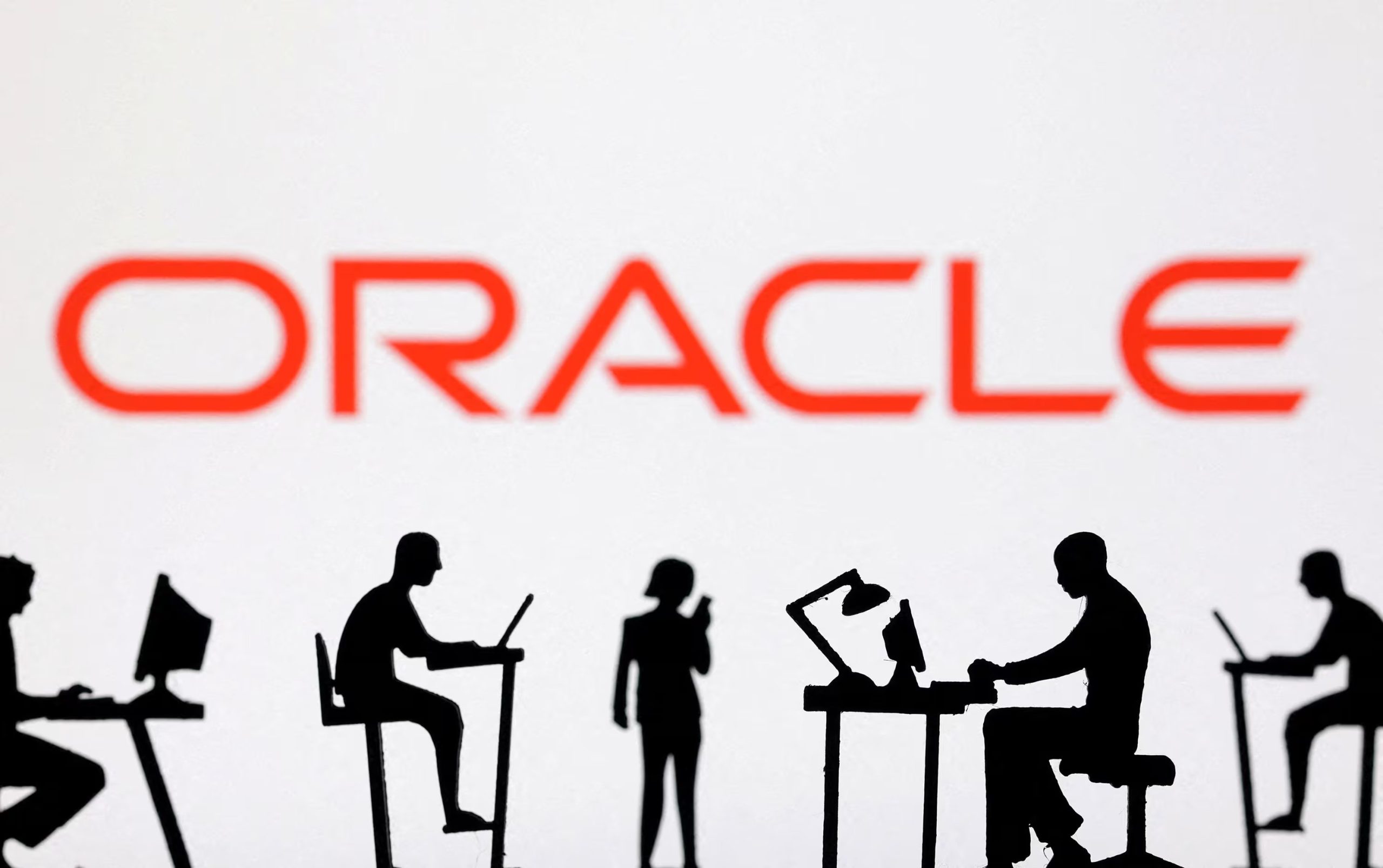 Oracle, fundada por Larry Ellison, recortó 30.000 puestos de trabajo en marzo de 2026. REUTERS/Dado Ruvic/Illustration/File Photo