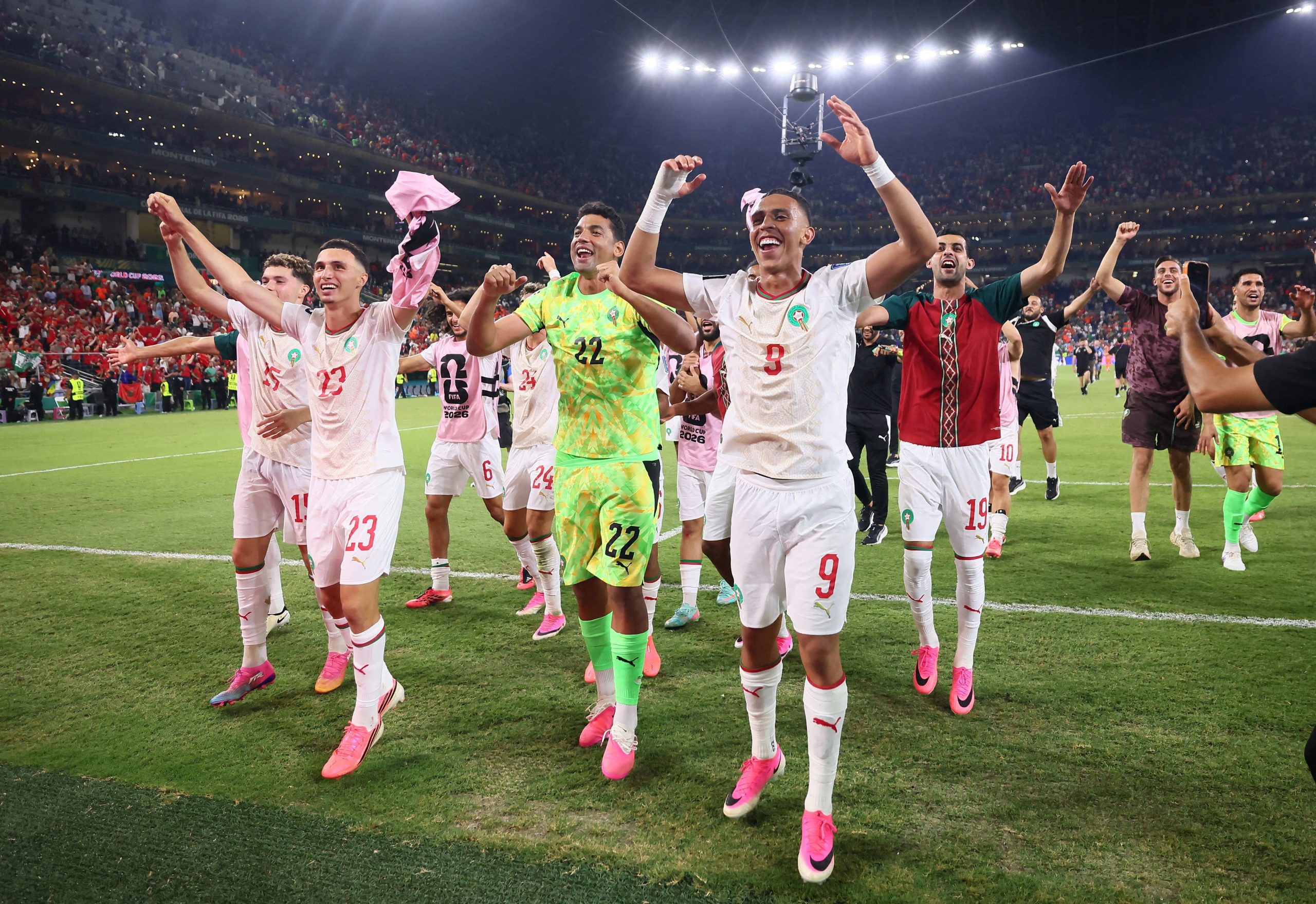 La celebración de los jugadores de Marruecos por pasar a cuartos de final. (REUTERS/Eloisa Sánchez)