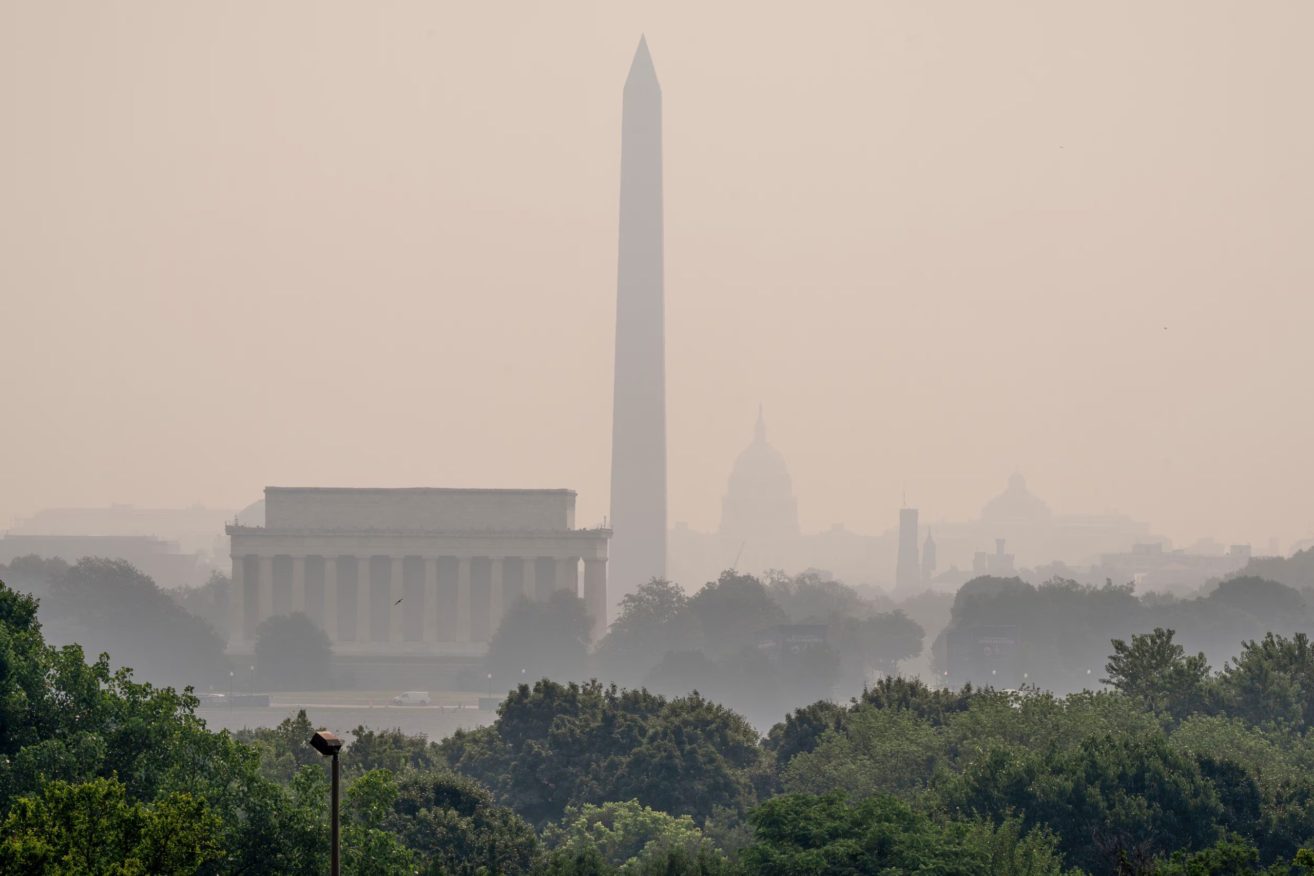 La exposición a partículas finas PM2.5 explica la mayor parte de las muertes por humo de incendios forestales y se asocia con enfermedades respiratorias, cardiovasculares y neurológicas. (AP Foto/J. Scott Applewhite)