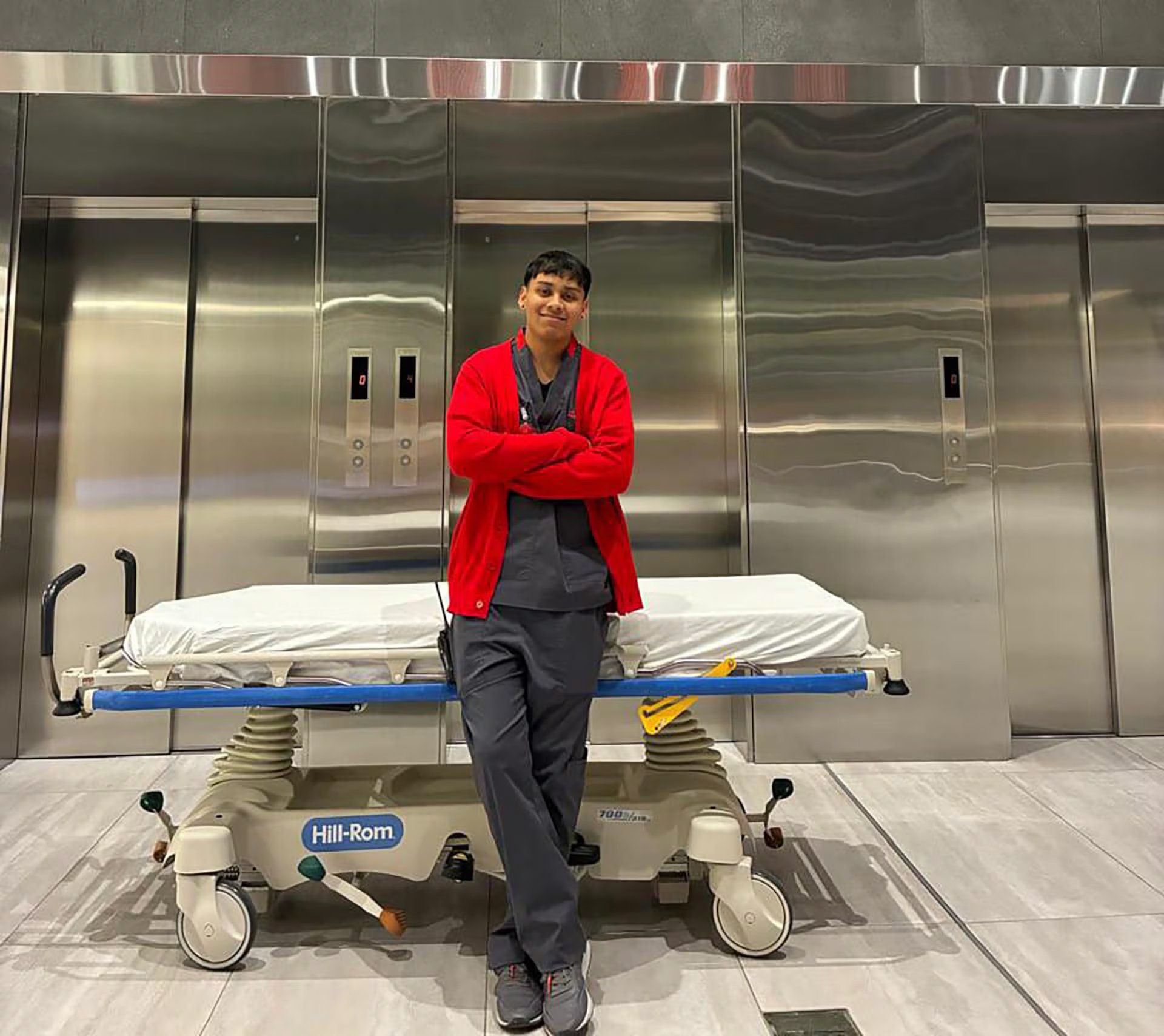 Jonathan en su trabajo, su primera experiencia laboral dentro del sistema de salud