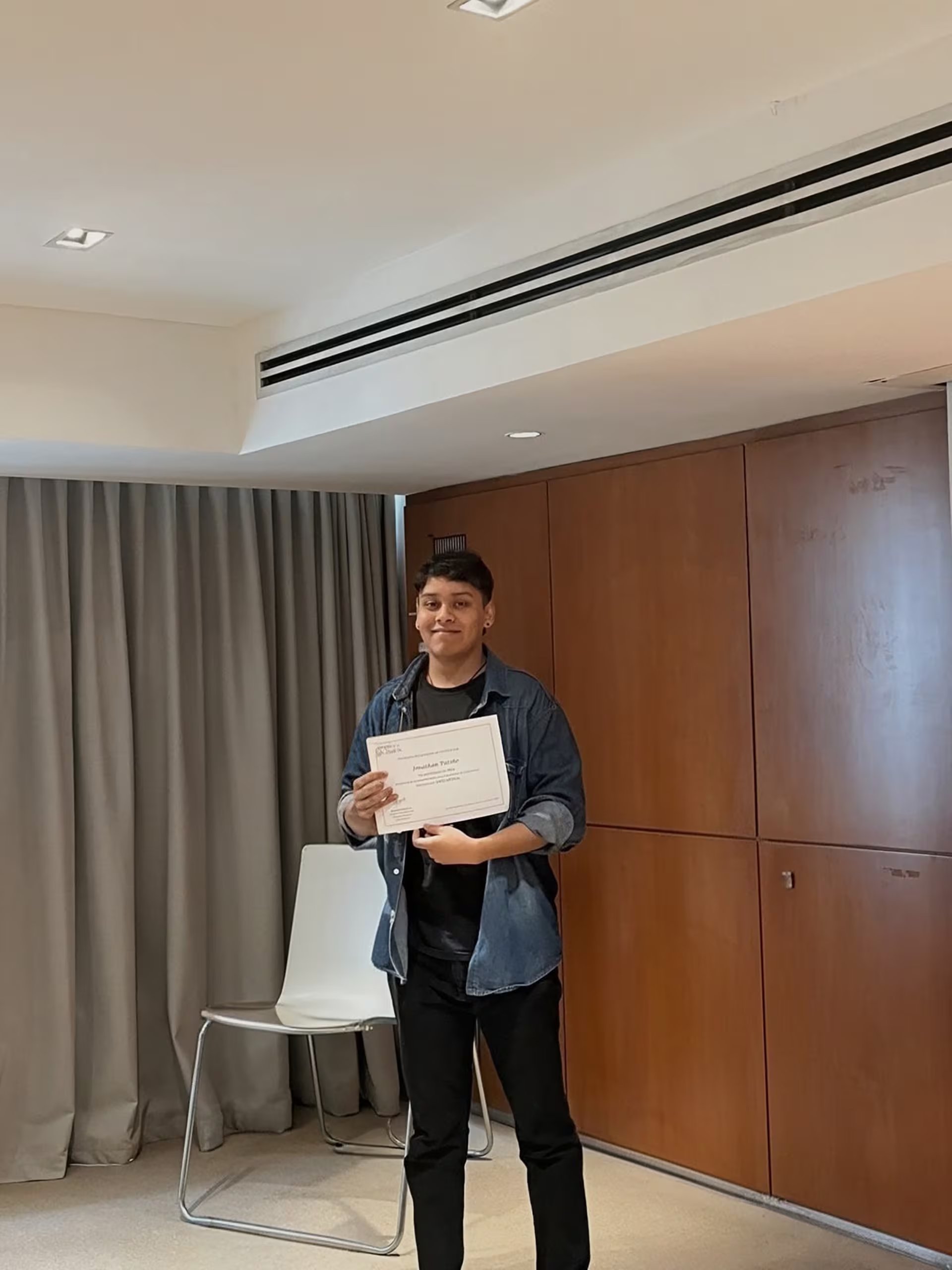 Jonathan buscaba ingresar al sistema de salud y empezar a conocer la dinámica de una institución sanitaria. Esa oportunidad llegó después de participar en una capacitación de Fundación EMPUJAR, desde donde fue derivado a un Programa de Acompañamiento para Estudiantes de Enfermería impulsado por una de las empresas de su red