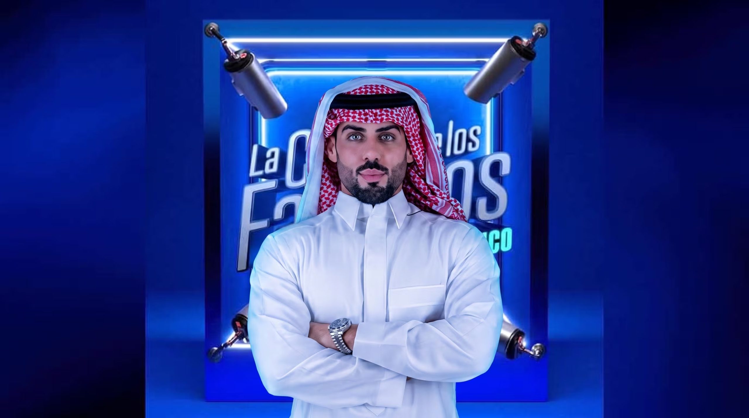 El influencer Masad Altamimi se presenta con los brazos cruzados ante un fondo azul brillante que lleva el nombre del programa La Casa de los Famosos México. (Imagen Ilustrativa Infobae)