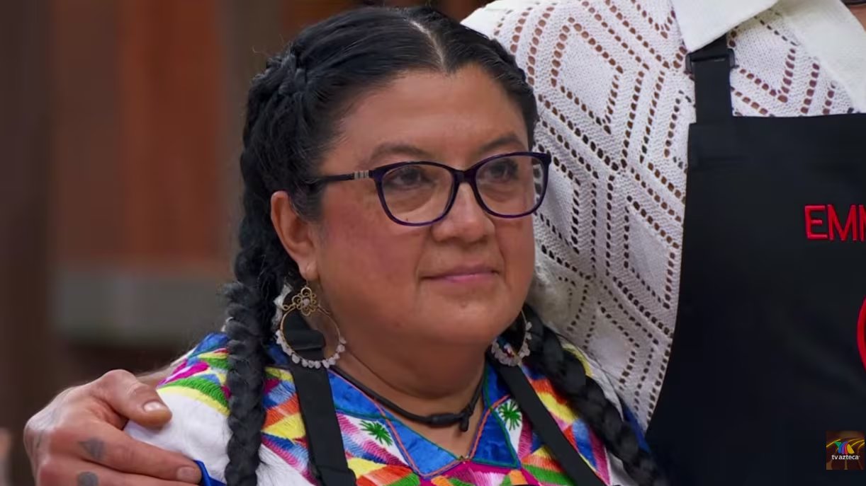 Nora, cocinera tradicional de Xochimilco con 55 años y una herencia culinaria ancestral, no logró convencer a los chefs Zahie Téllez, Poncho Cadena y Adrián Herrera con su platillo con aura y se convirtió en la onceava eliminada de MasterChef México 2026. (Captura de pantalla YouTube MasterChef México)