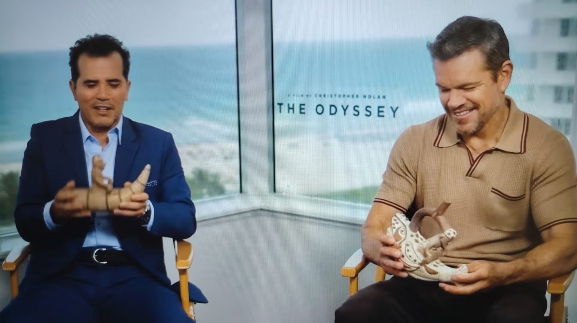 Matt Damon y John Leguizamo se emocionaron cuando les obsequiaron Caballitos de totora. 
Fanáticos del Cine