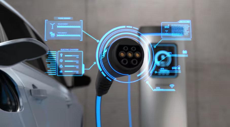 Un vehículo eléctrico se carga en una estación futurista con pantallas holográficas que muestran el progreso de la carga y el uso de energía limpia. (Freepik)