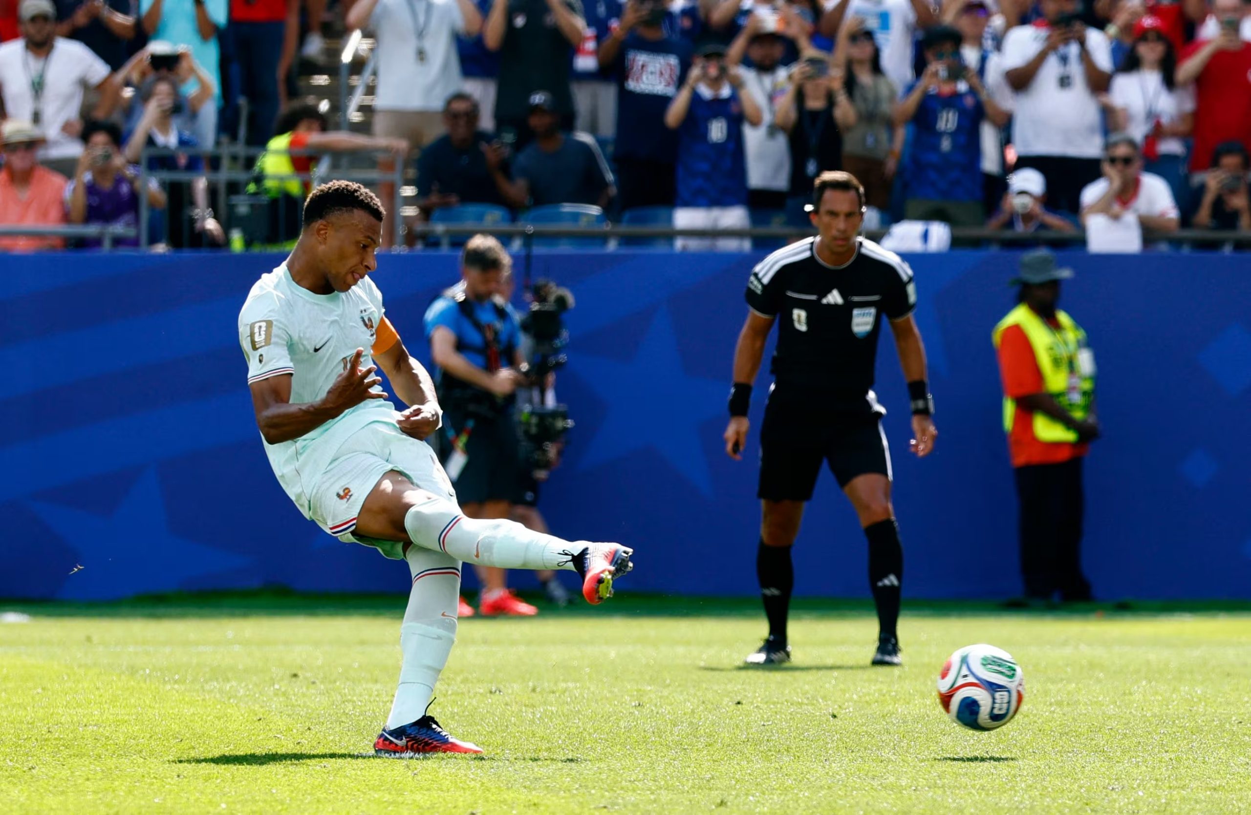Kylian Mbappe falla su penalti (REUTERS/Jeenah Moon)