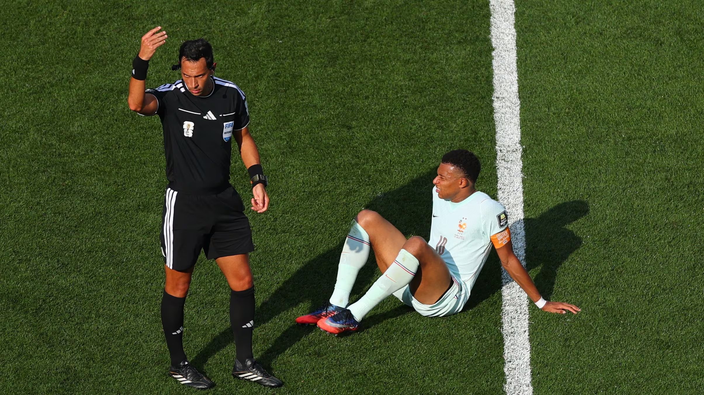 Kylian Mbappe se marchó con molestias (REUTERS/Mike Segar)