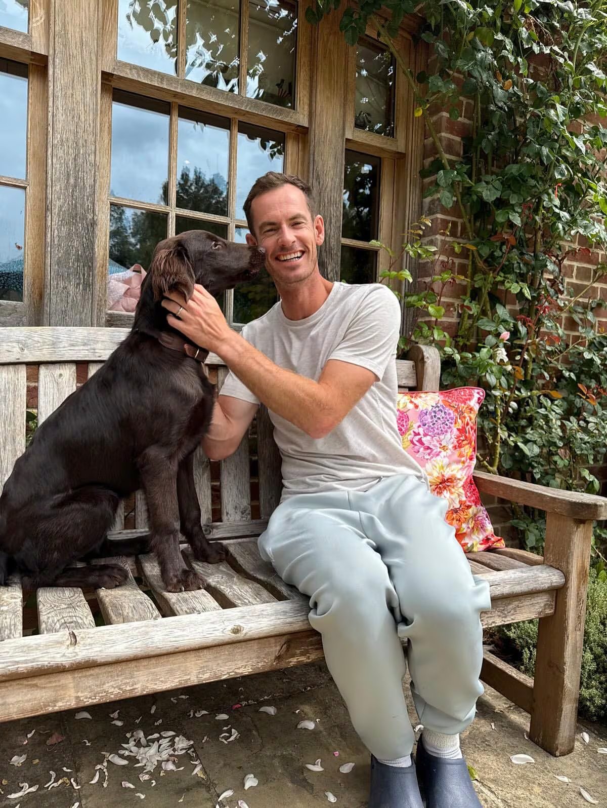 El británico relata que la convivencia con cuatro niños y un perro suele desordenar todo, pero celebra los planes simples (@ymurray)