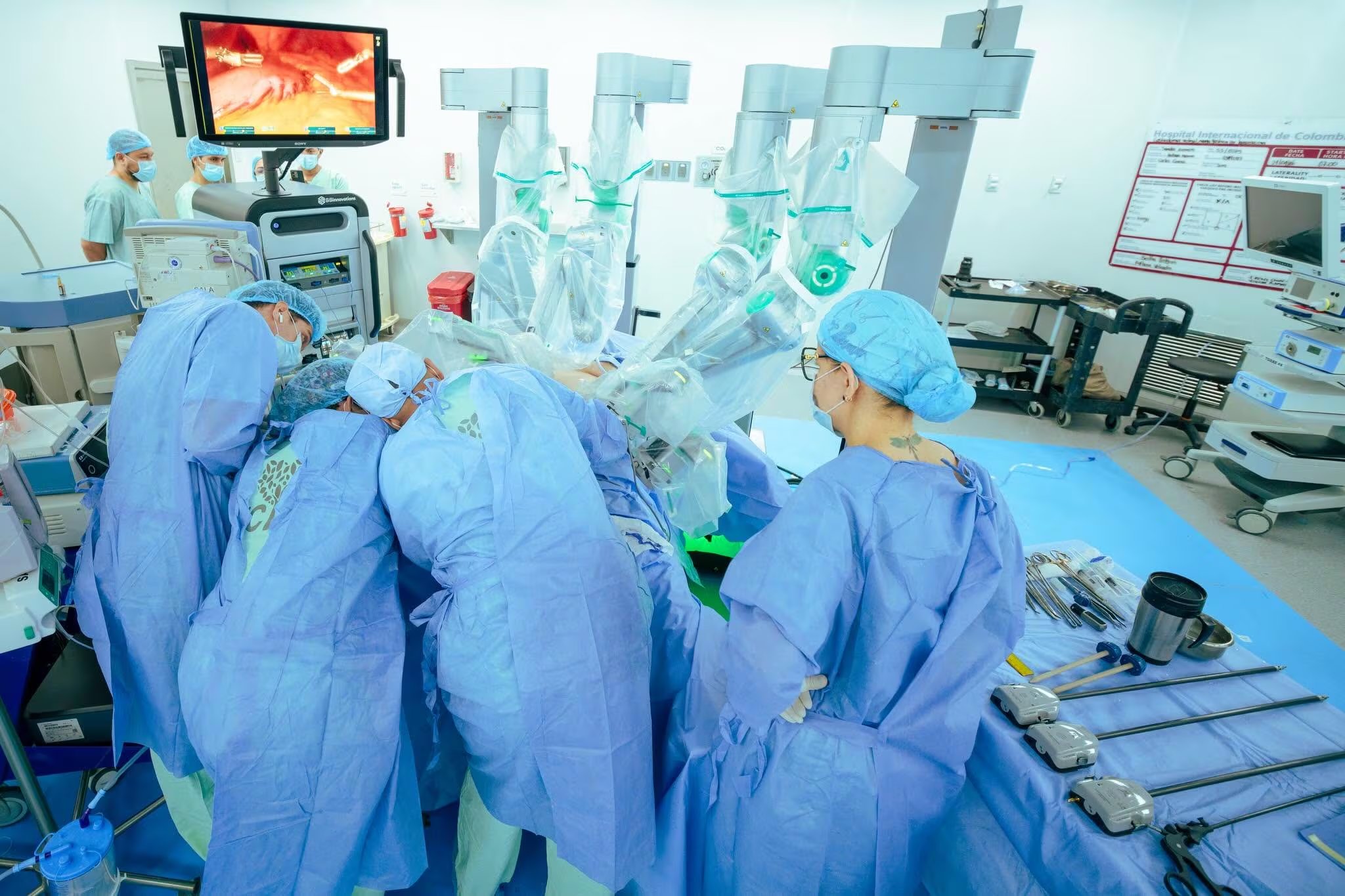 El sleeve gástrico dirigido por Sudhir Srivastava fue exitoso y quedó registrado como la cirugía transcontinental de mayor distancia en la telemedicina - crédito FCV