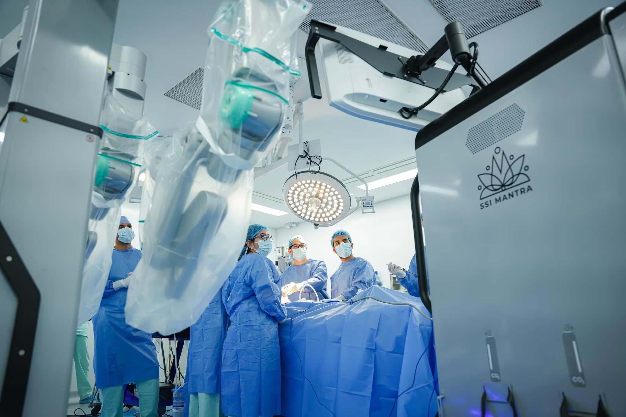 La tecnología de SS Innovations permitió que el cirujano operara desde el HIC con una consola, pantalla tridimensional y controles remotos, mientras el paciente estaba en India - crédito FCV