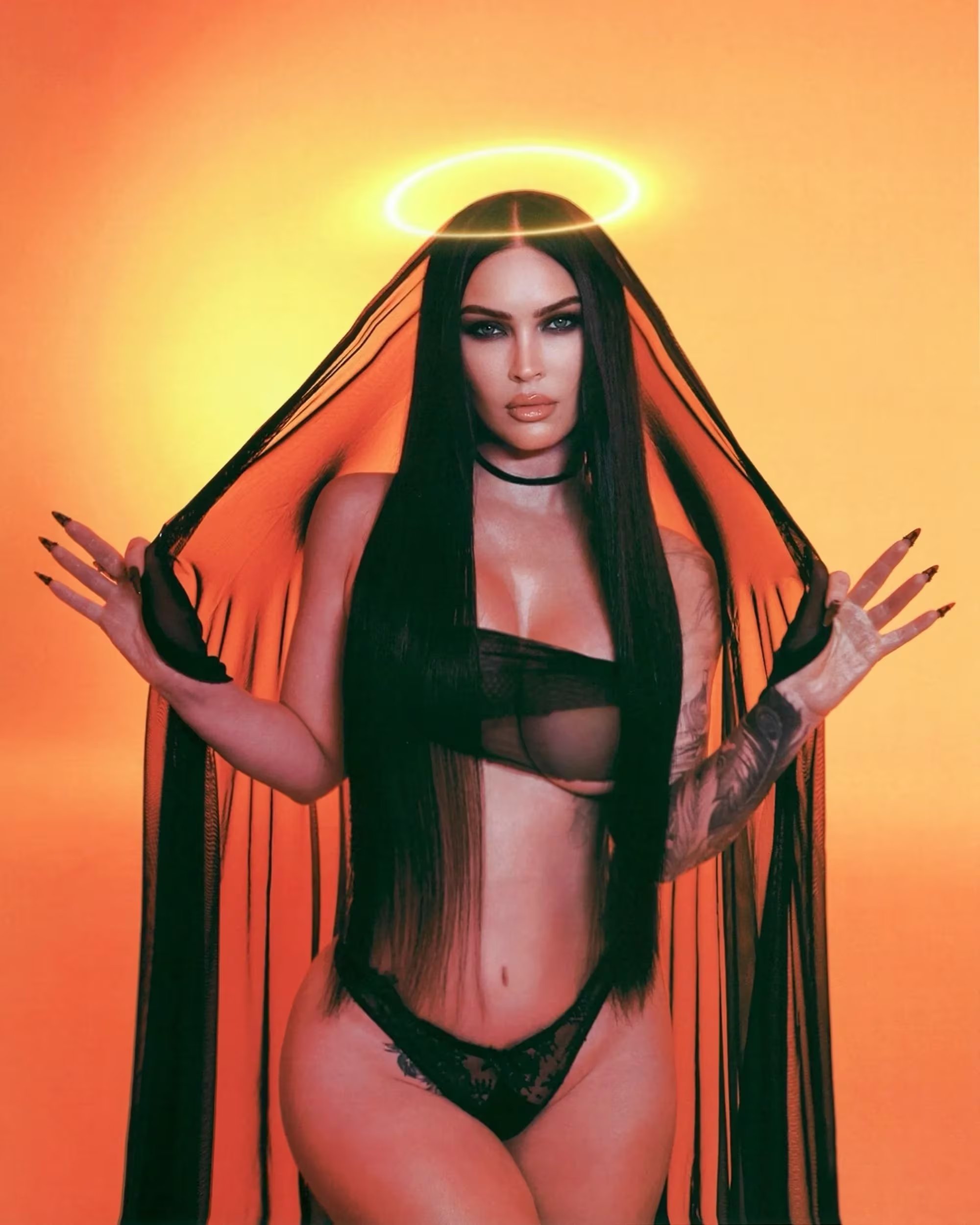 La intérprete de Jennifer’s Body volvió a captar la atención de sus seguidores con una publicación que combinó sensualidad y simbolismo religioso.(Créditos: Instagram/meganfox)