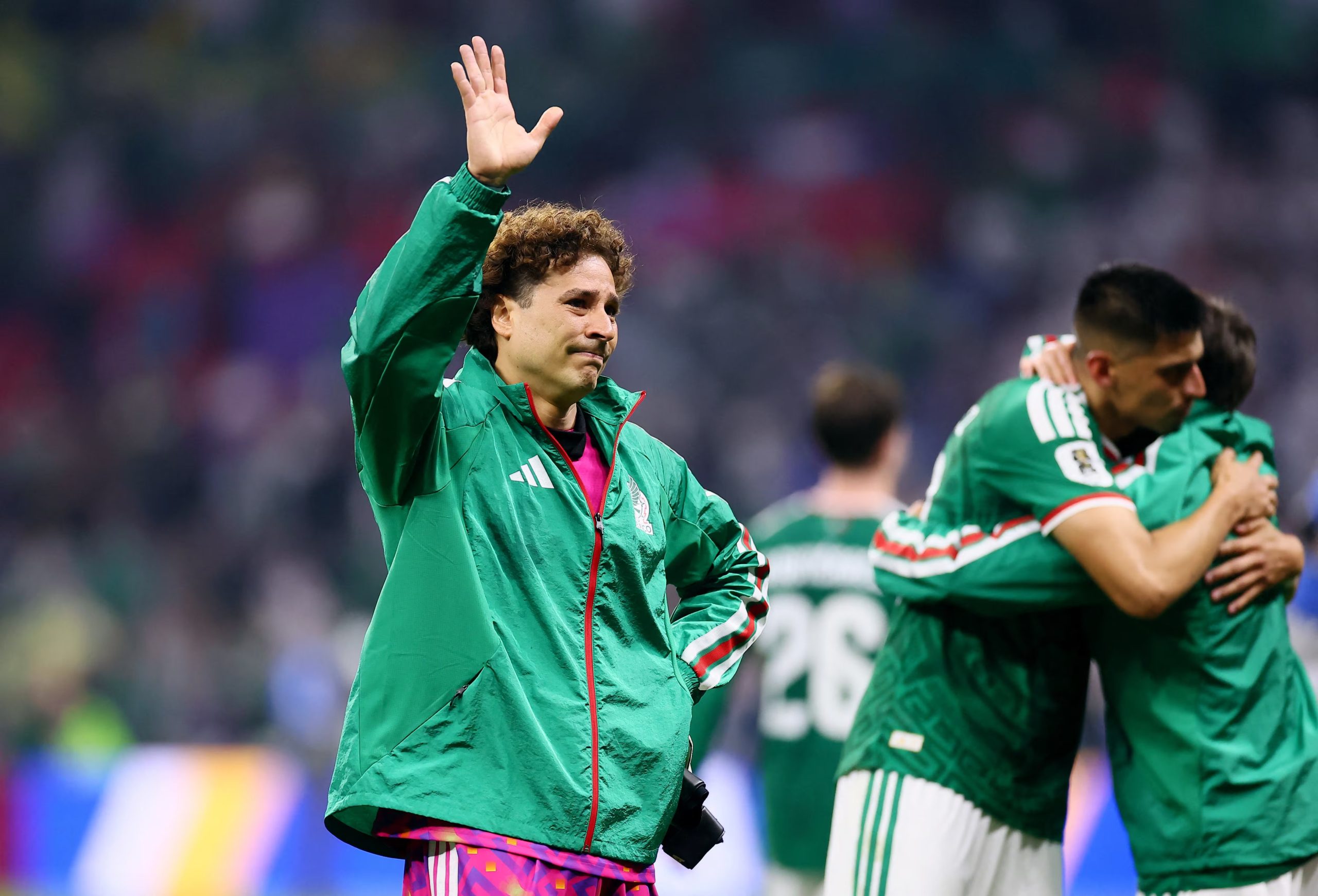 Guillermo Ochoa se quitó los tacos en el Azteca casi vacío, lloró y abrazó a sus compañeros tras la eliminación de México ante Inglaterra. El portero tapatío cerró así una carrera de más de dos décadas y seis Mundiales con la selección. REUTERS/Eloisa Sanchez