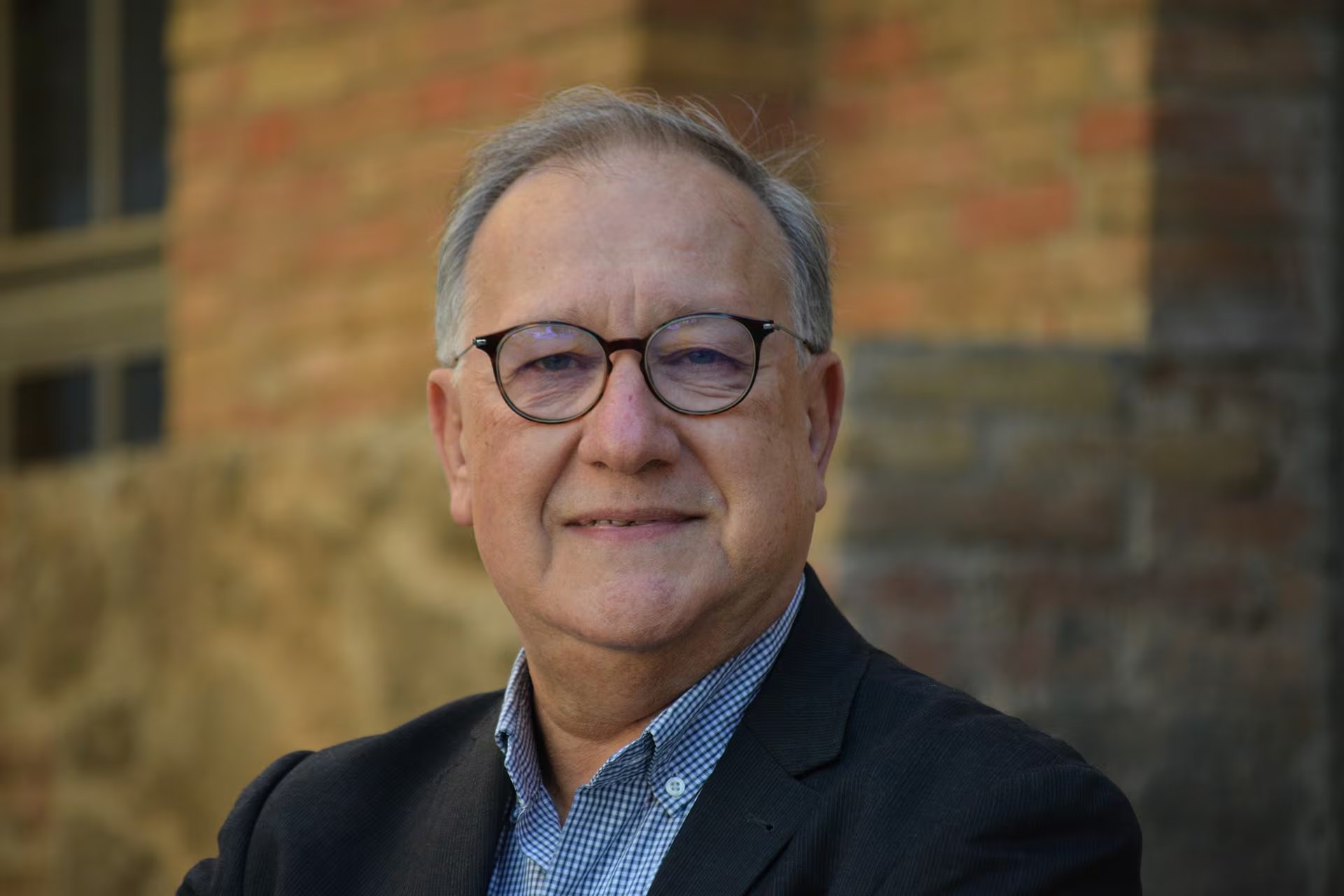 Homo mediaticus, el libro de Carlos Scolari, sostiene que las tecnologías de comunicación no reemplazan de forma lineal a los medios anteriores, sino que reorganizan sus capas.