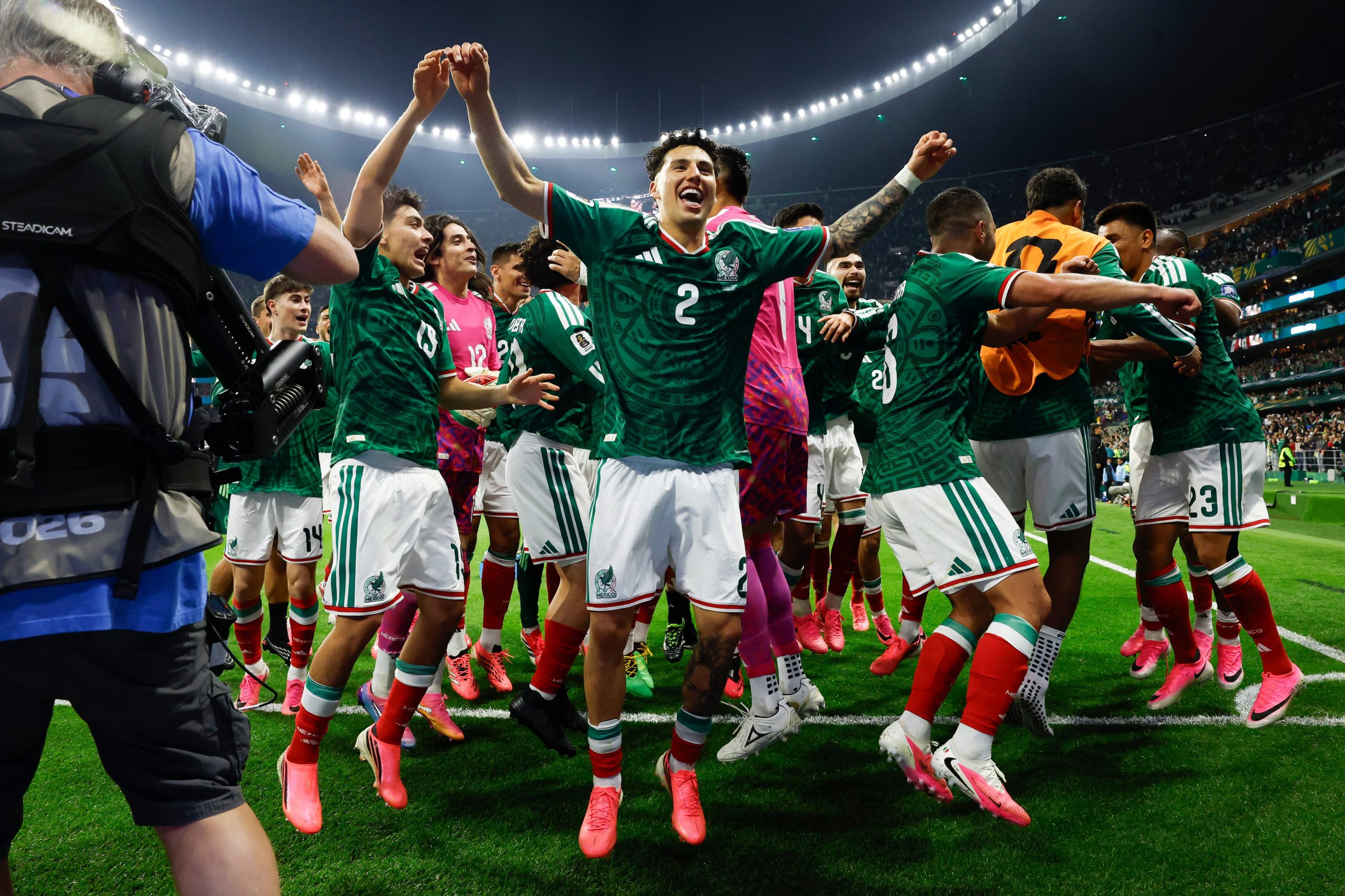 Jugadores de México celebran este martes al terminar un partido del Mundial 2026 ante Ecuador en el estadio Azteca. EFE/ Alex Cruz
