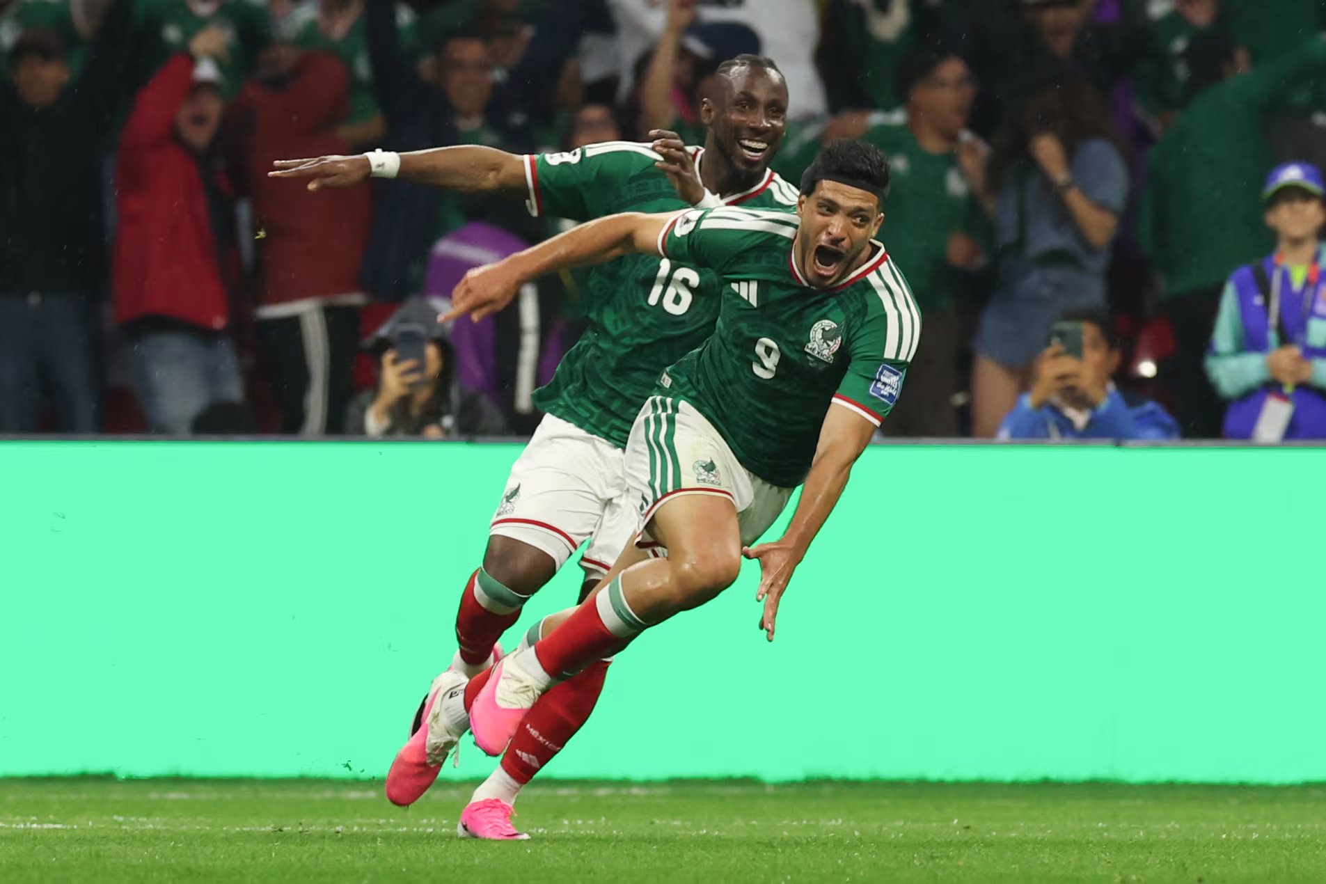 Raúl Jiménez (d) y Julián Quiñones celebran el segundo gol de México en el partido de los dieciseisavos de final del Mundial 2026 ante Ecuador en el estadio Azteca?, en Ciudad de México. EFE/Alex Cruz
