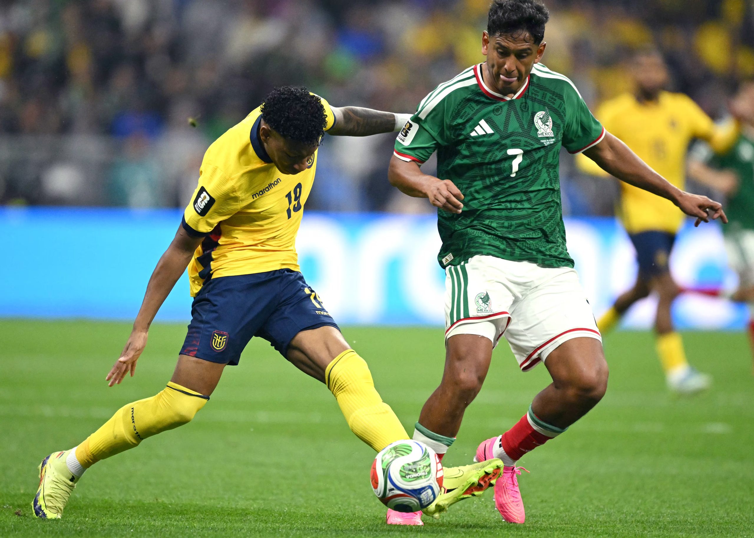 Luis Romo luchando por la balón ante Ecuador (Photo by Yuri CORTEZ / AFP)