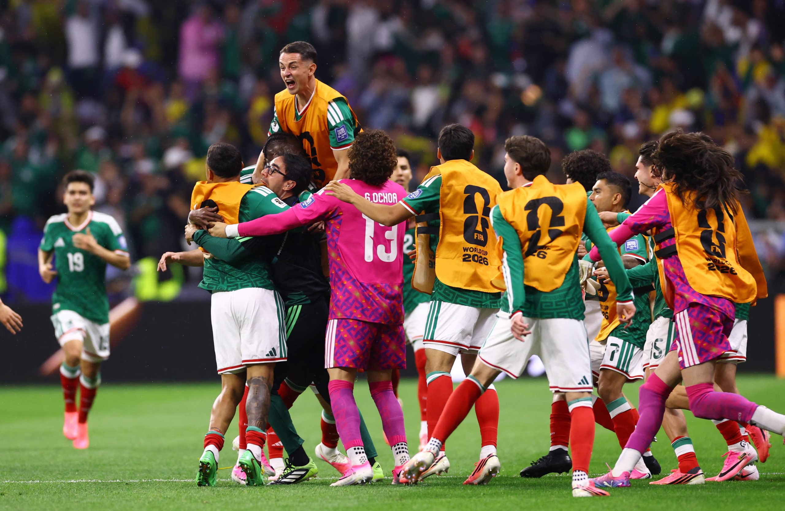 Fútbol - Copa del Mundo de la FIFA 2026 - Octavos de final - México contra Ecuador - Estadio Azteca, Ciudad de México, México - 30 de junio de 2026. El mexicano Julián Quiñones celebra con sus compañeros el primer gol de su equipo. REUTERS/Raquel Cunha