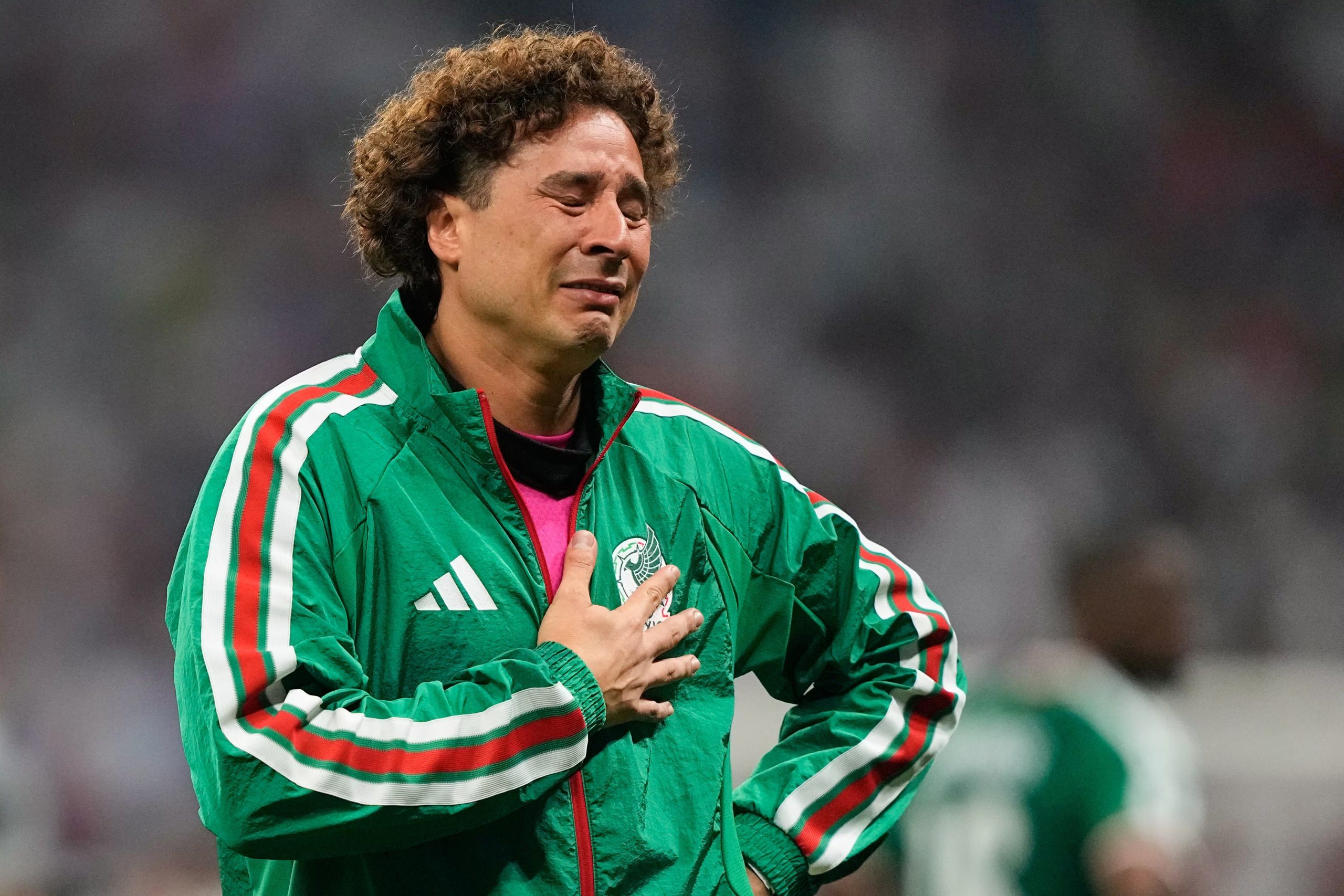 Guillermo Ochoa, arquero suplente de México, llora tras la eliminación ante Inglaterra en los octavos de final de la Copa del Mundo, el domingo 5 de julio de 2026 (AP Foto/Natacha Pisarenko )